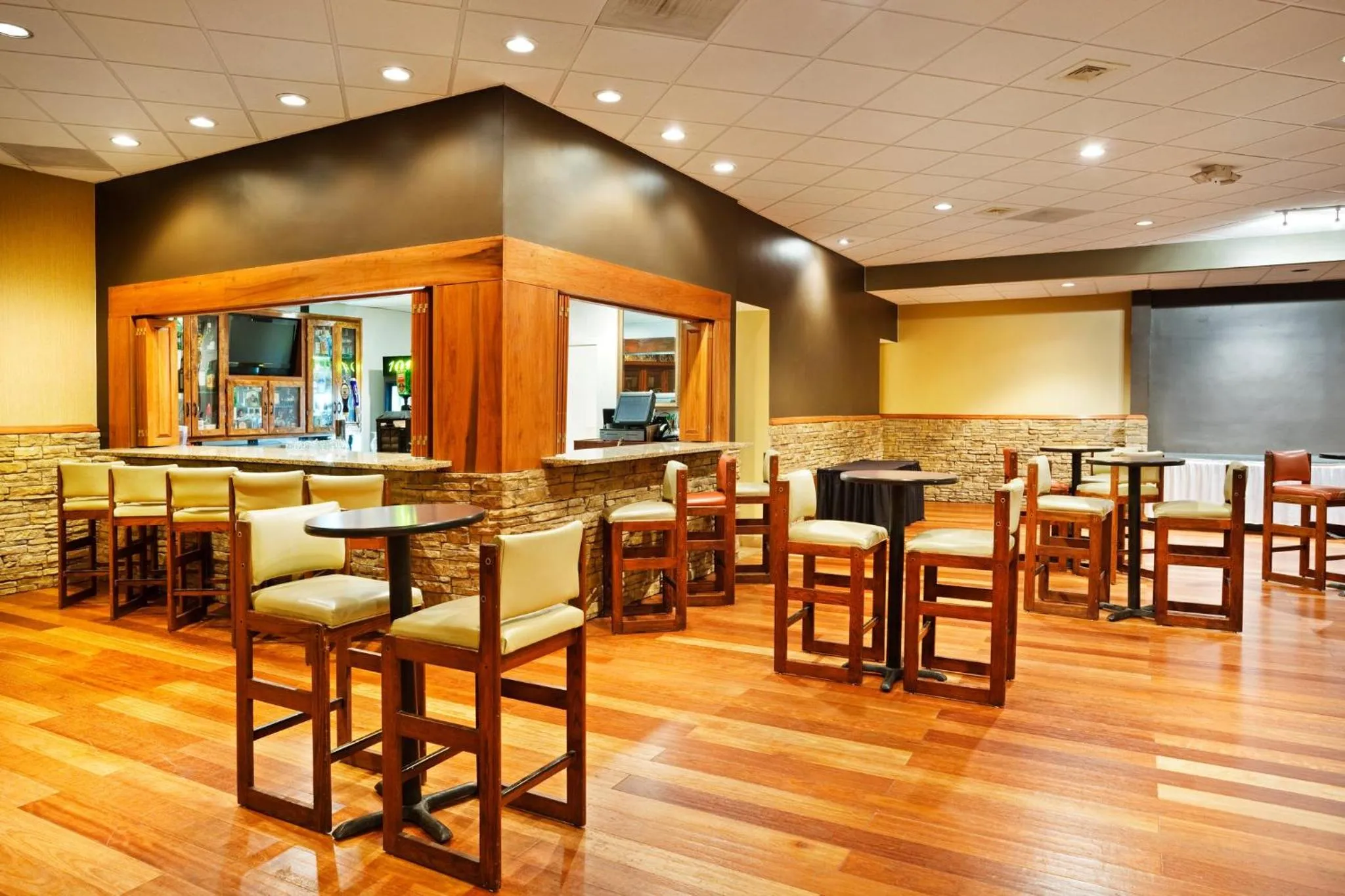 Lounge or bar in Holiday Inn Johnson City by IHG