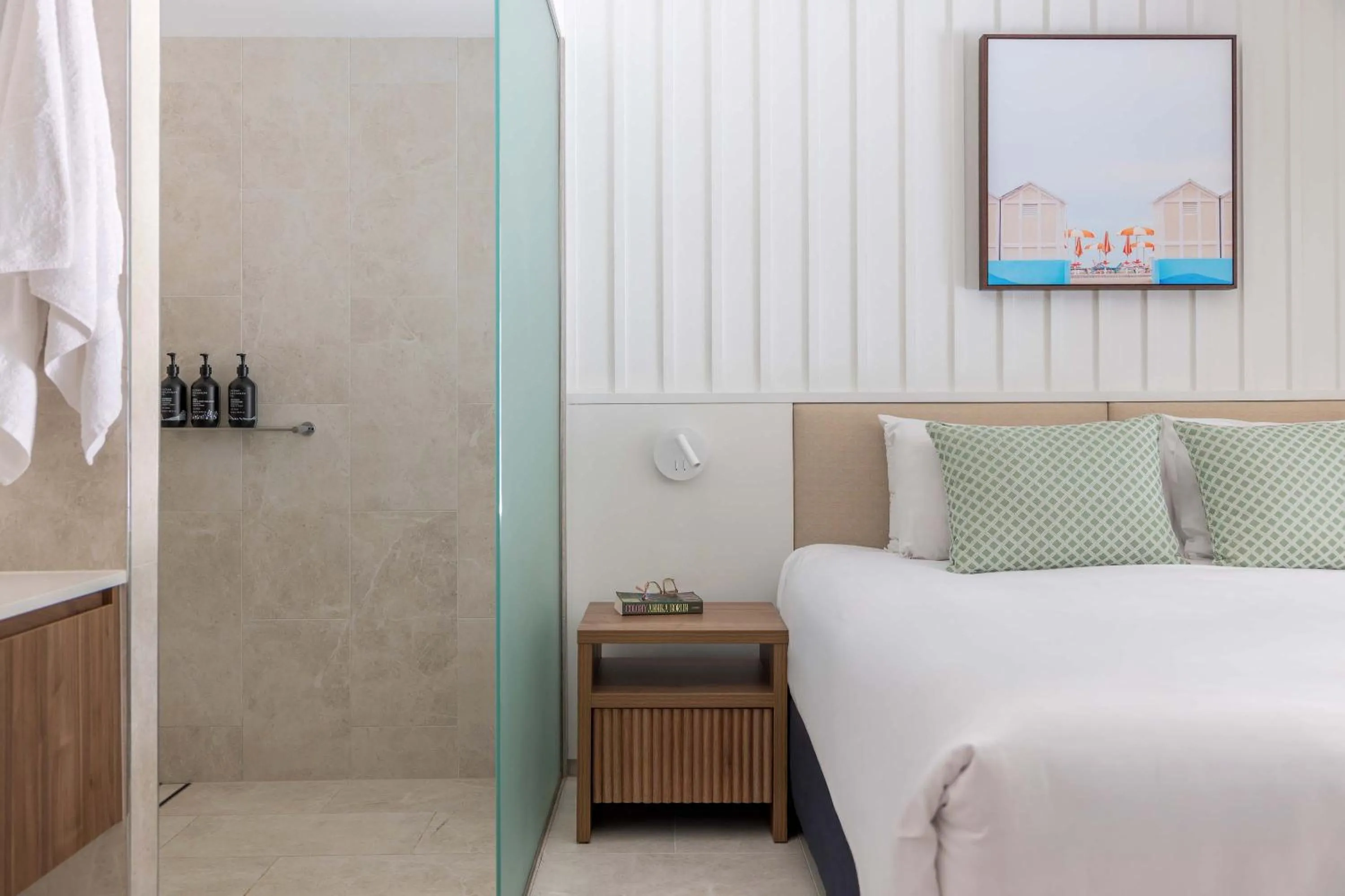 Bathroom, Bed in Mantra French Quarter Noosa