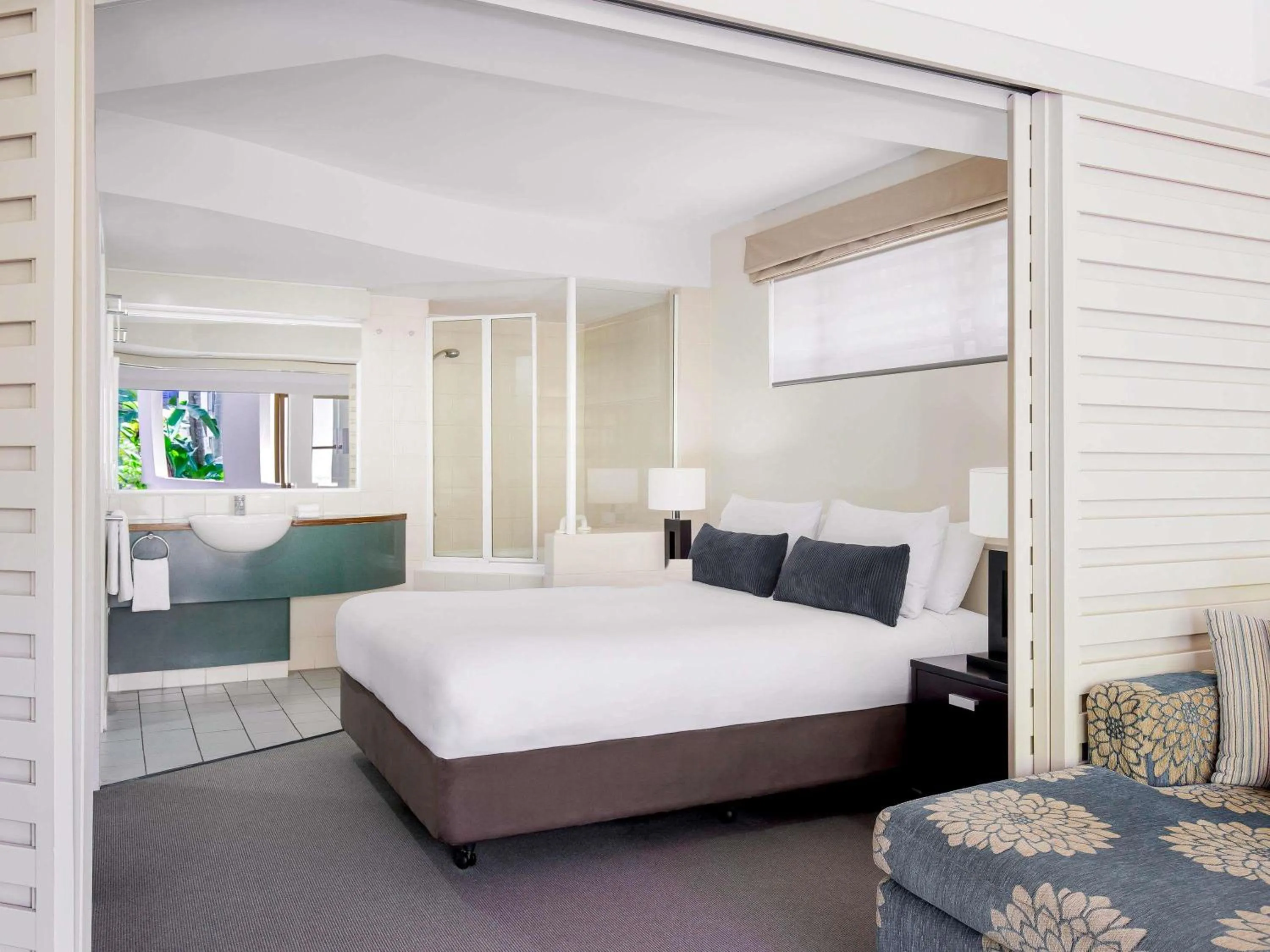 Bedroom, Bed in Mantra French Quarter Noosa