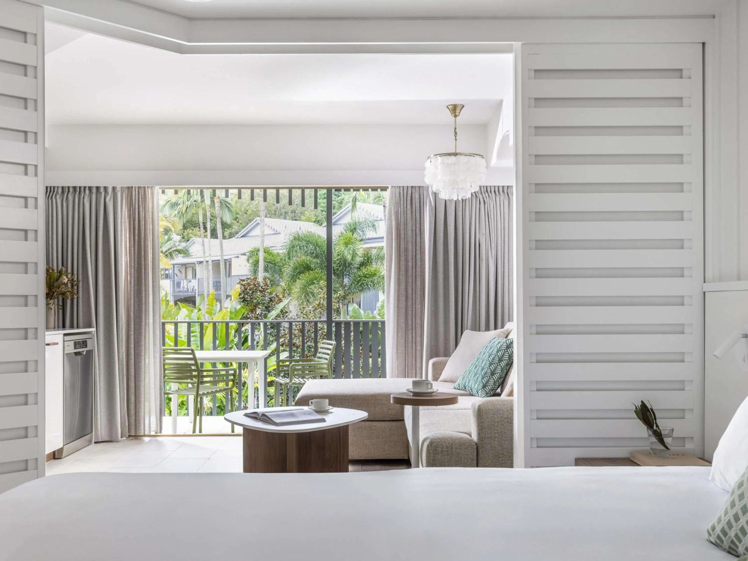 Property building, Bed in Mantra French Quarter Noosa