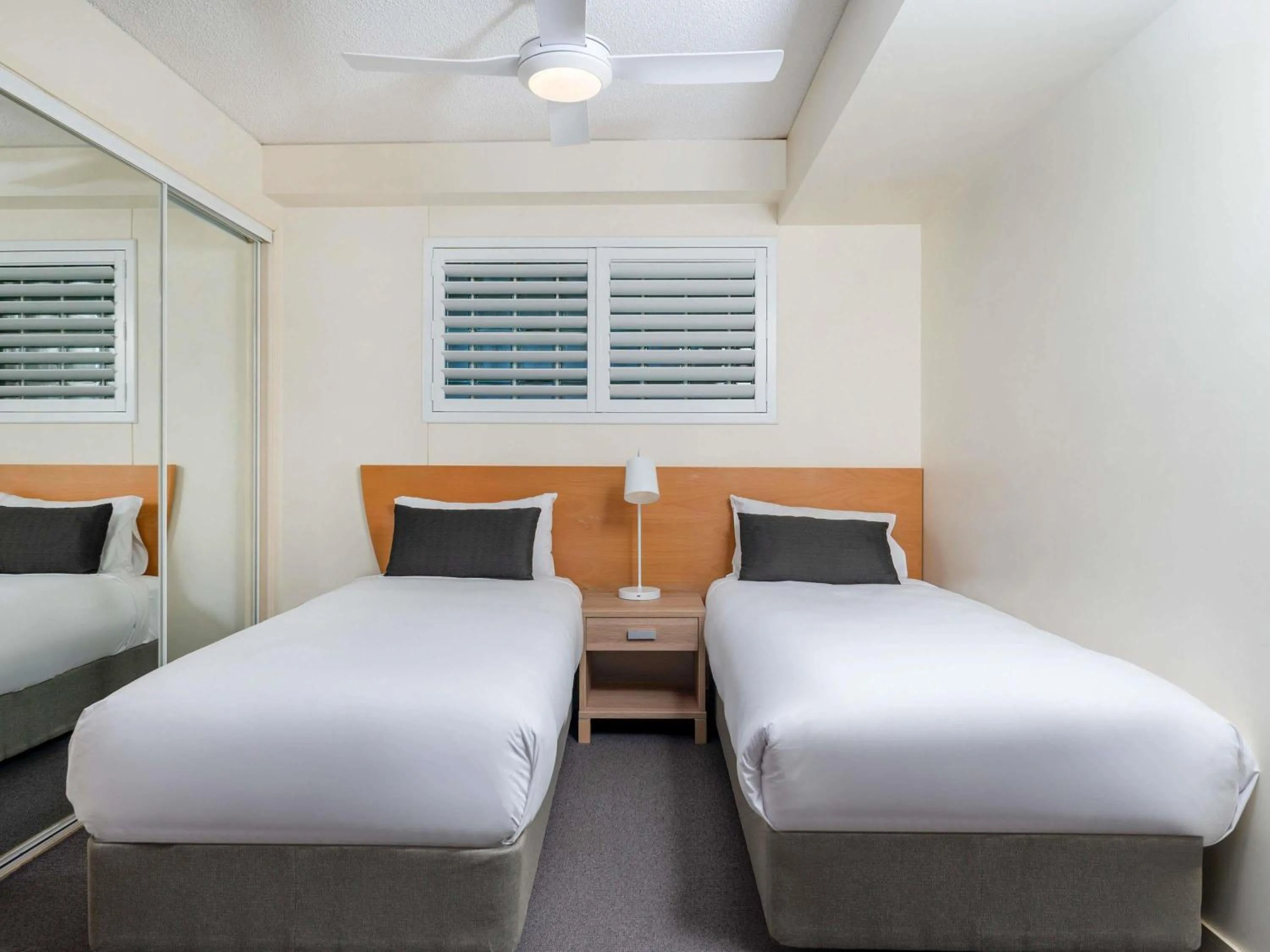 Bedroom, Bed in BreakFree Grand Pacific
