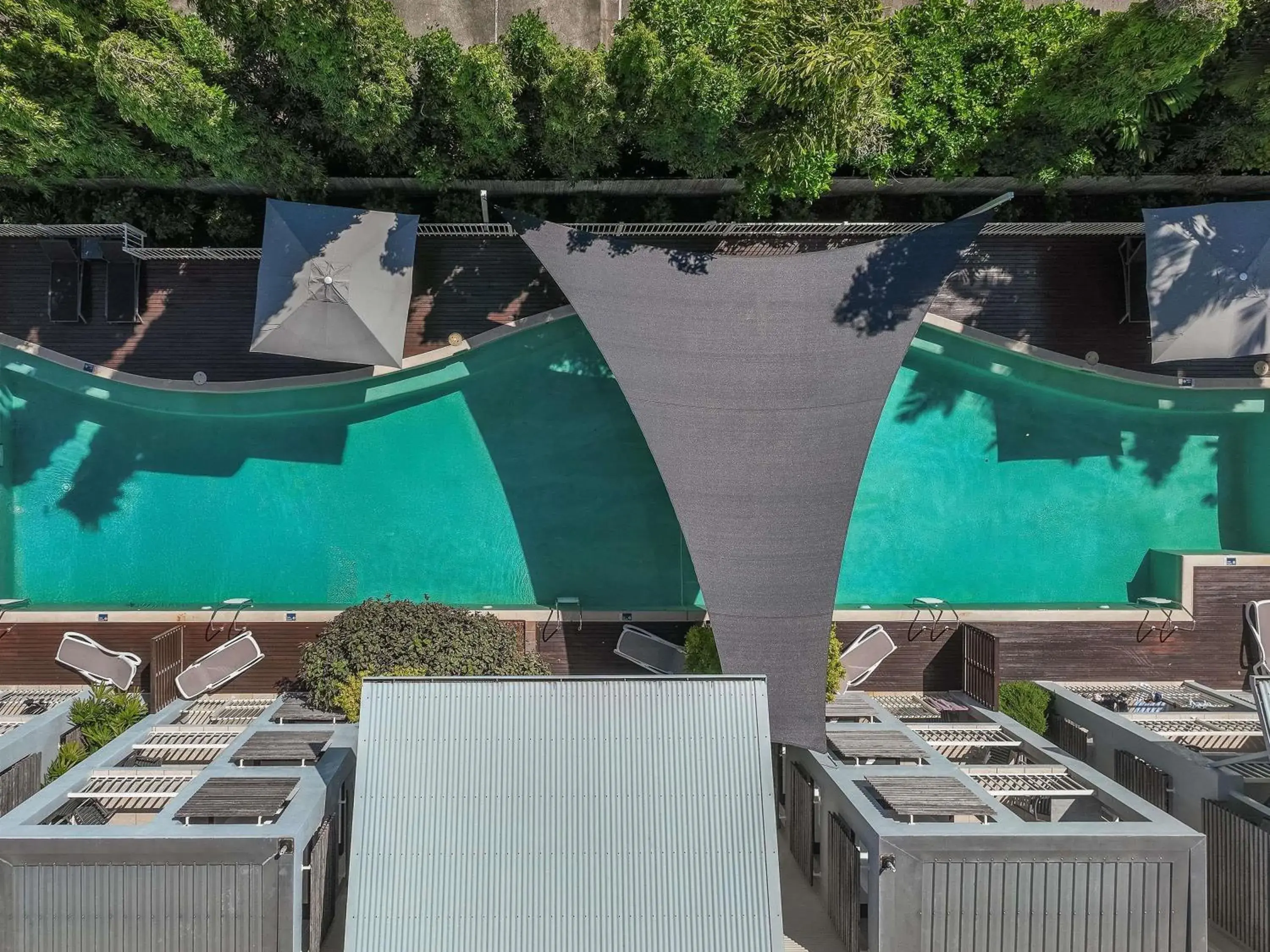 Property building in Mantra Aqueous on Port Property building in Mantra Aqueous on Port