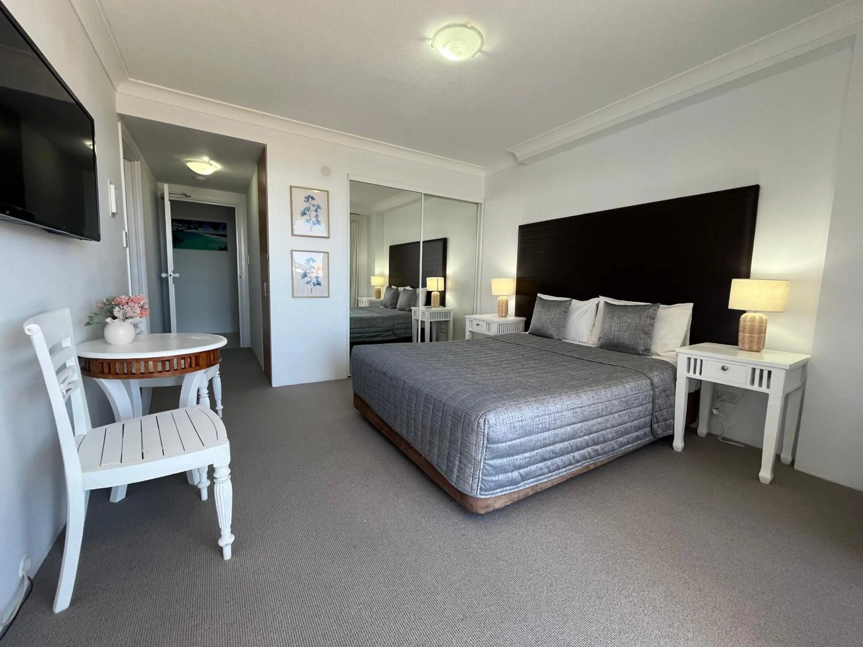 Bed in Bel Air on Broadbeach - Official
