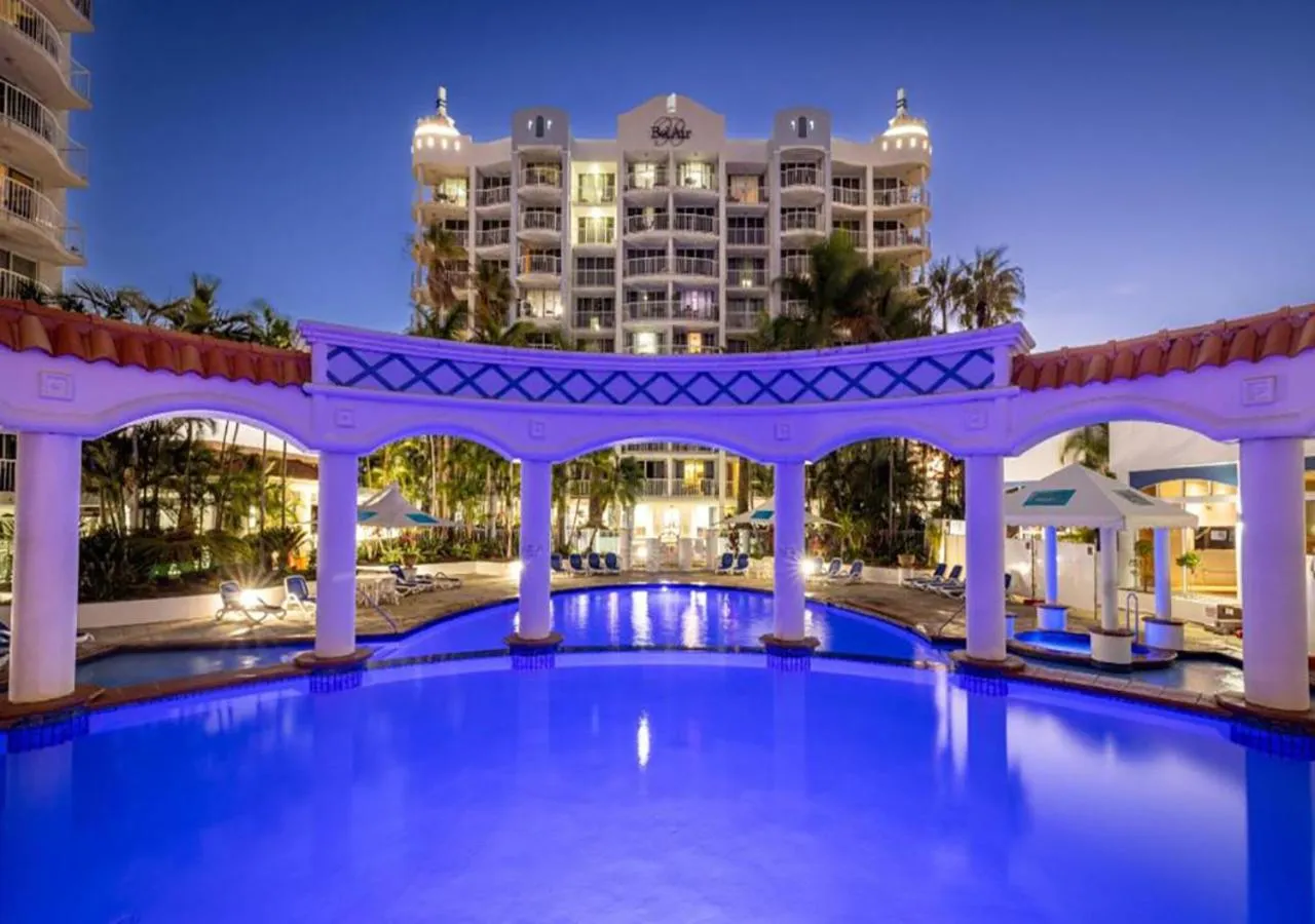Swimming pool in Bel Air on Broadbeach - Official