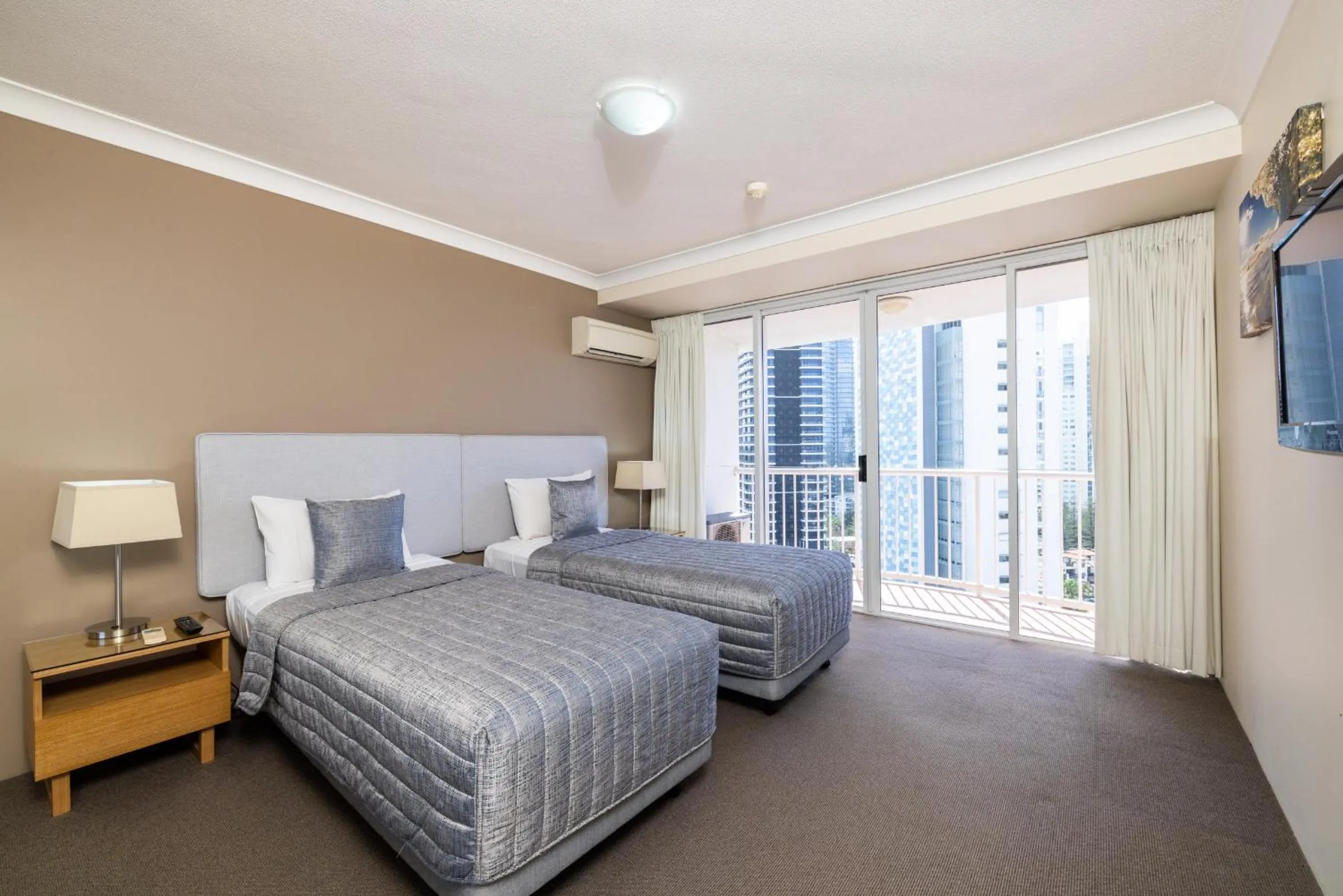 Bed in Bel Air on Broadbeach - Official
