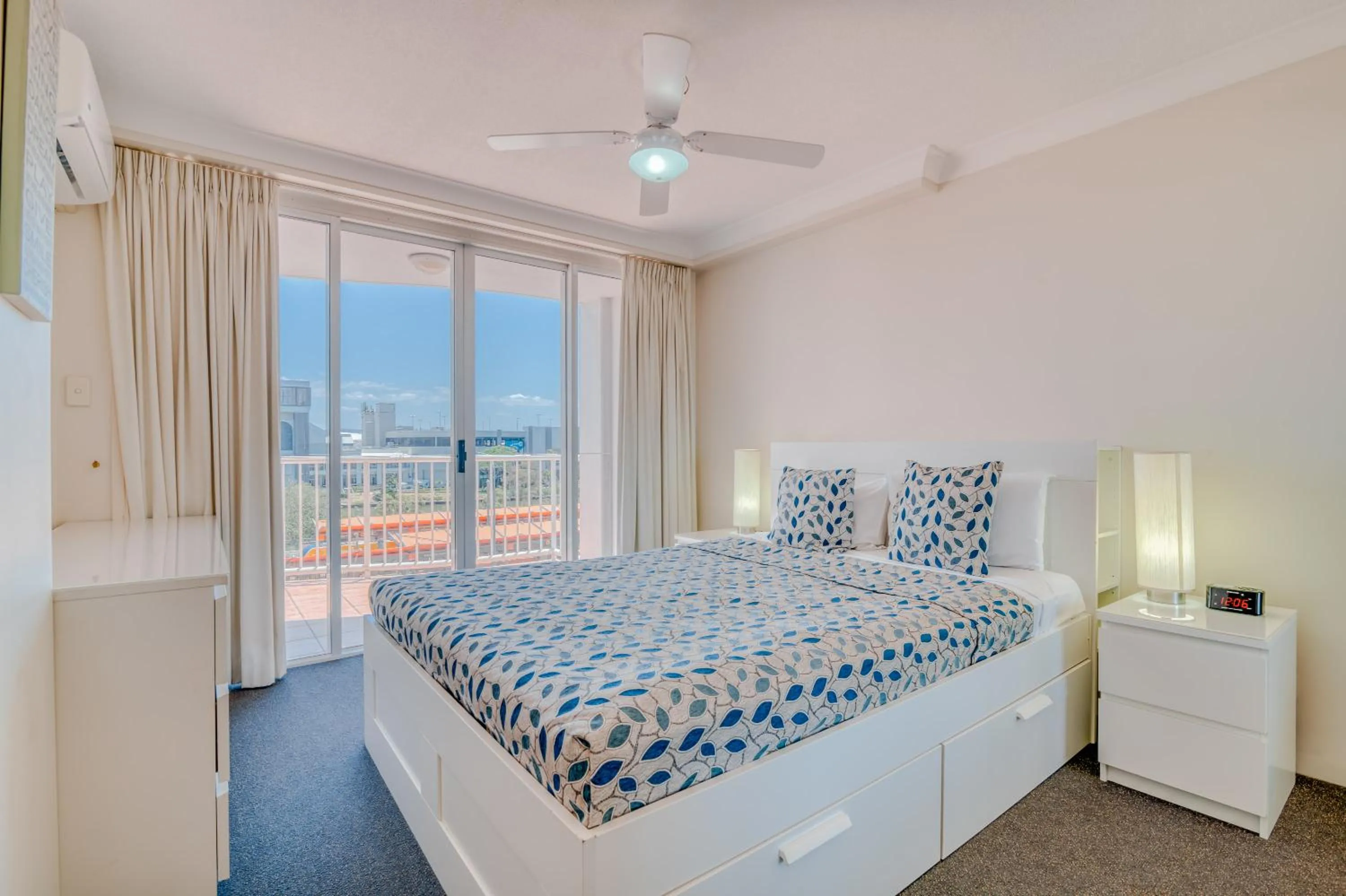 Bed in Bel Air on Broadbeach - Official