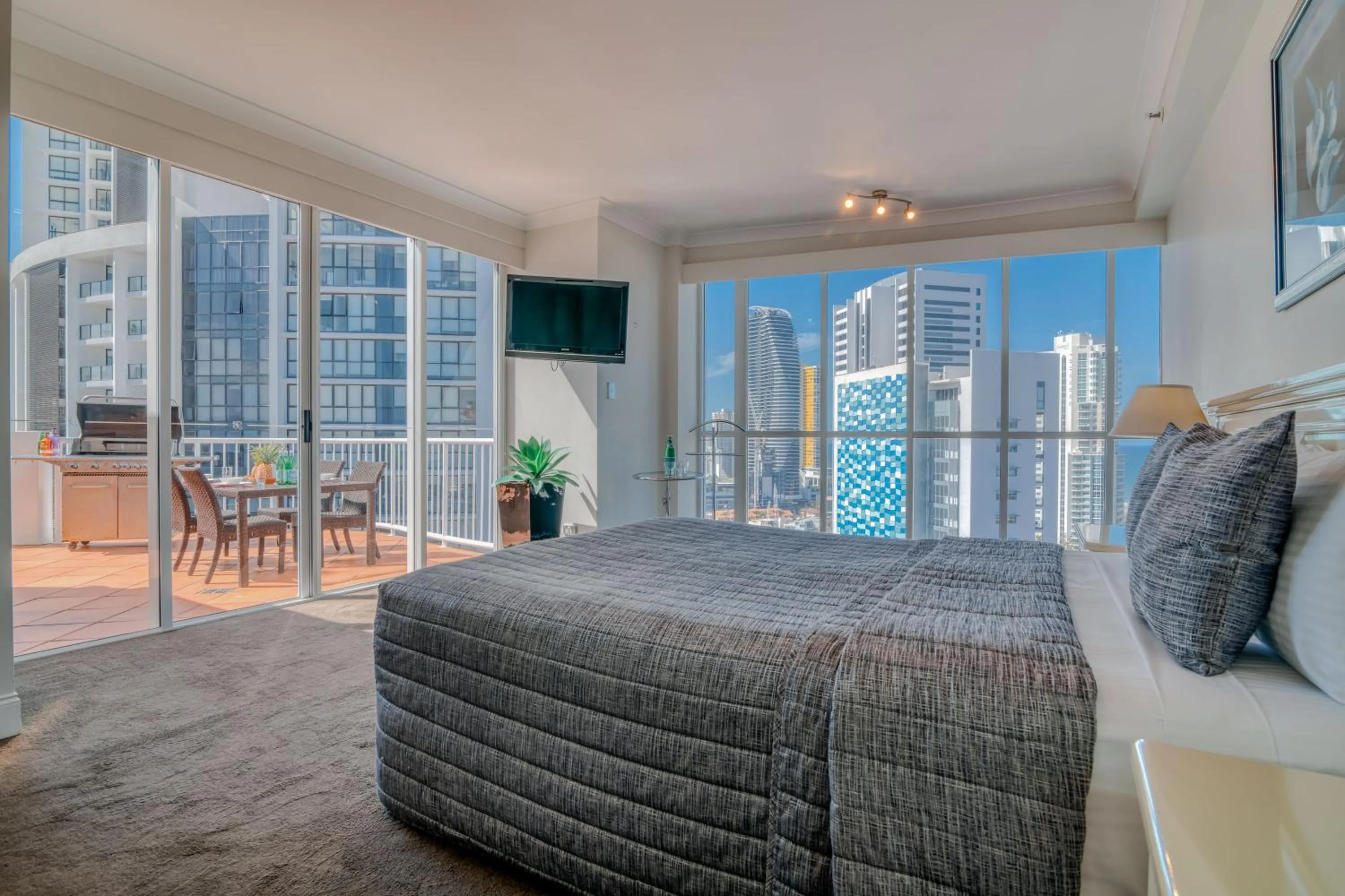 BBQ facilities, Bed in Bel Air on Broadbeach - Official