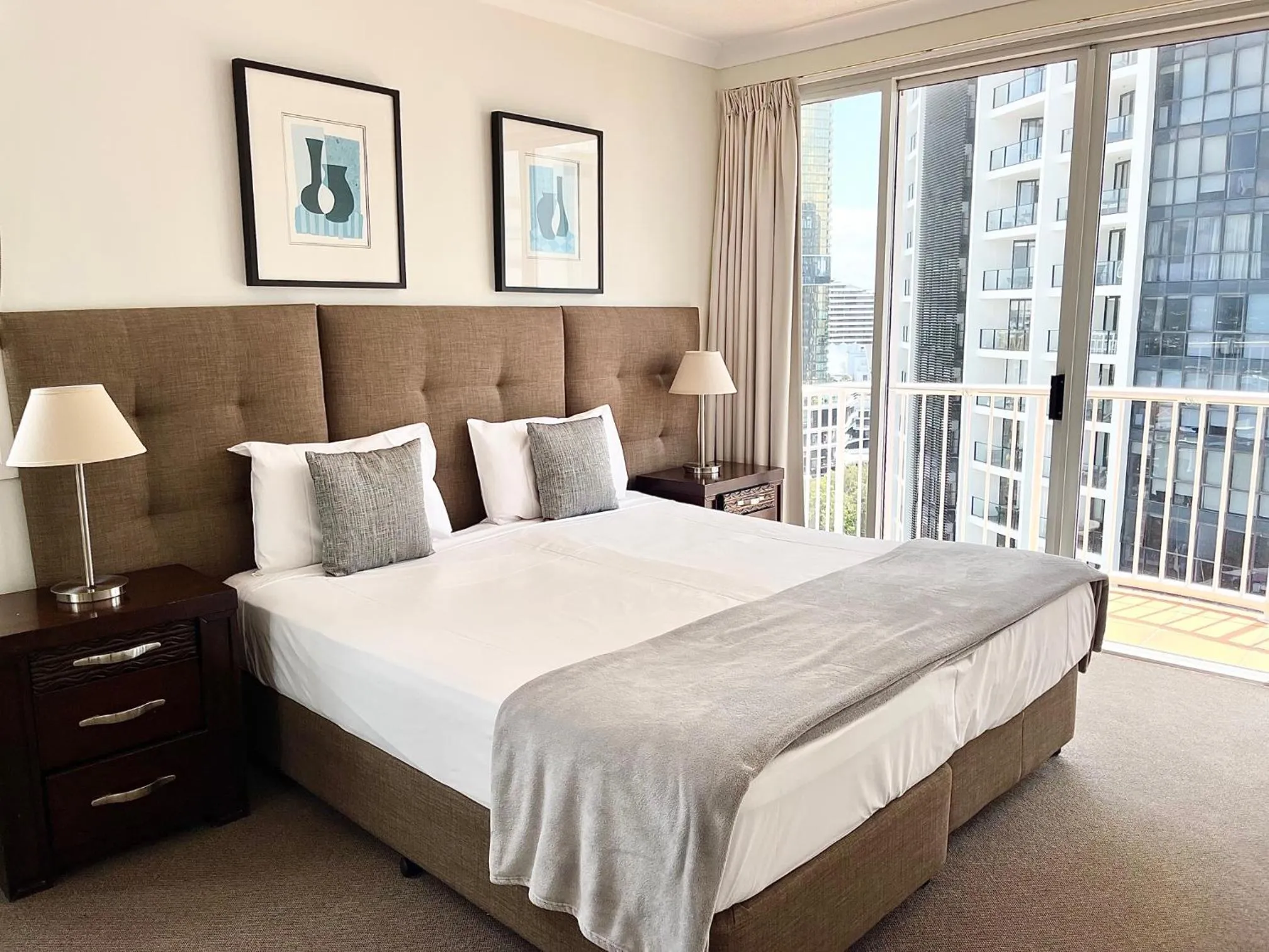 Bed in Bel Air on Broadbeach - Official