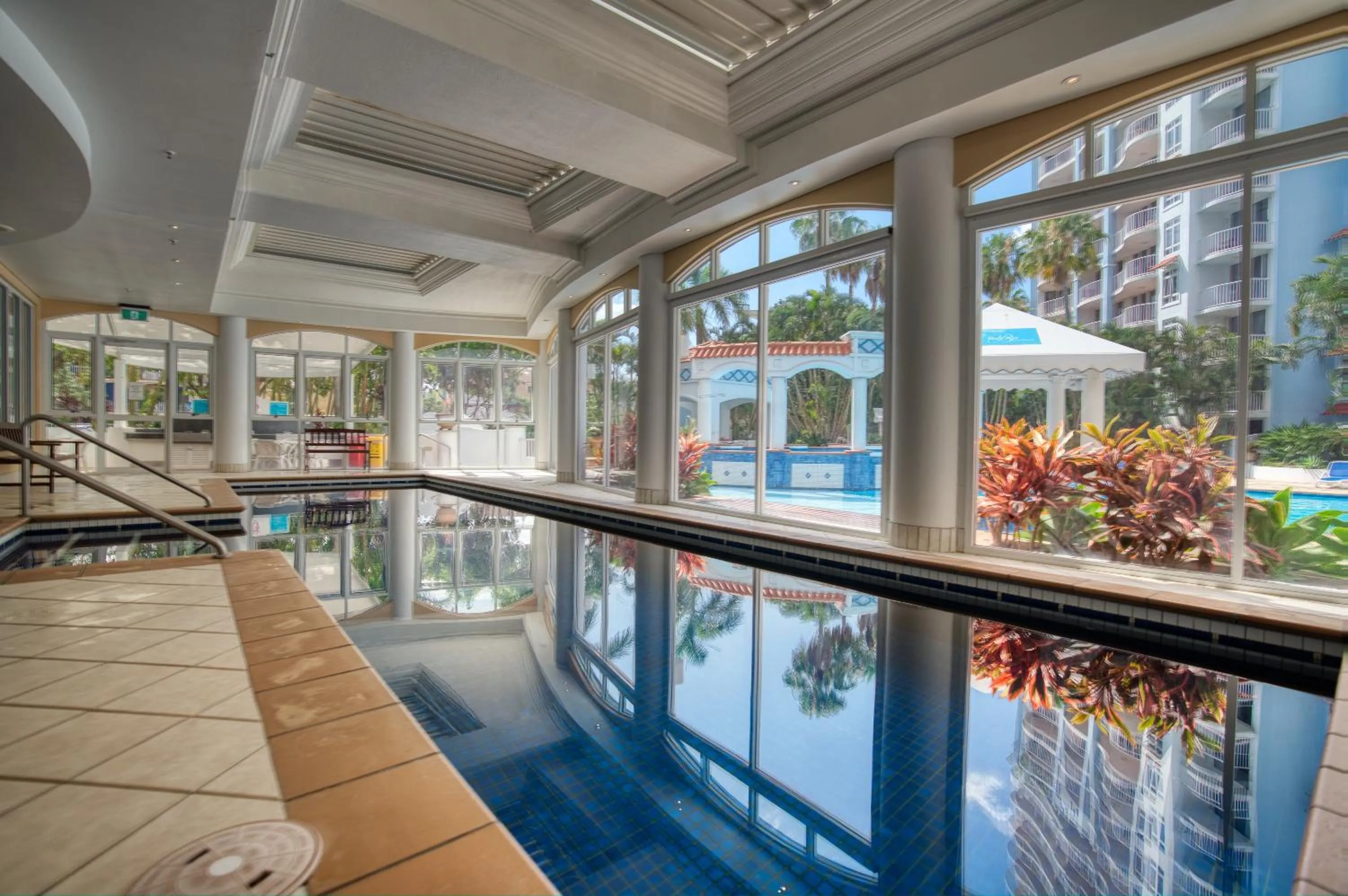 Swimming pool in Bel Air on Broadbeach - Official