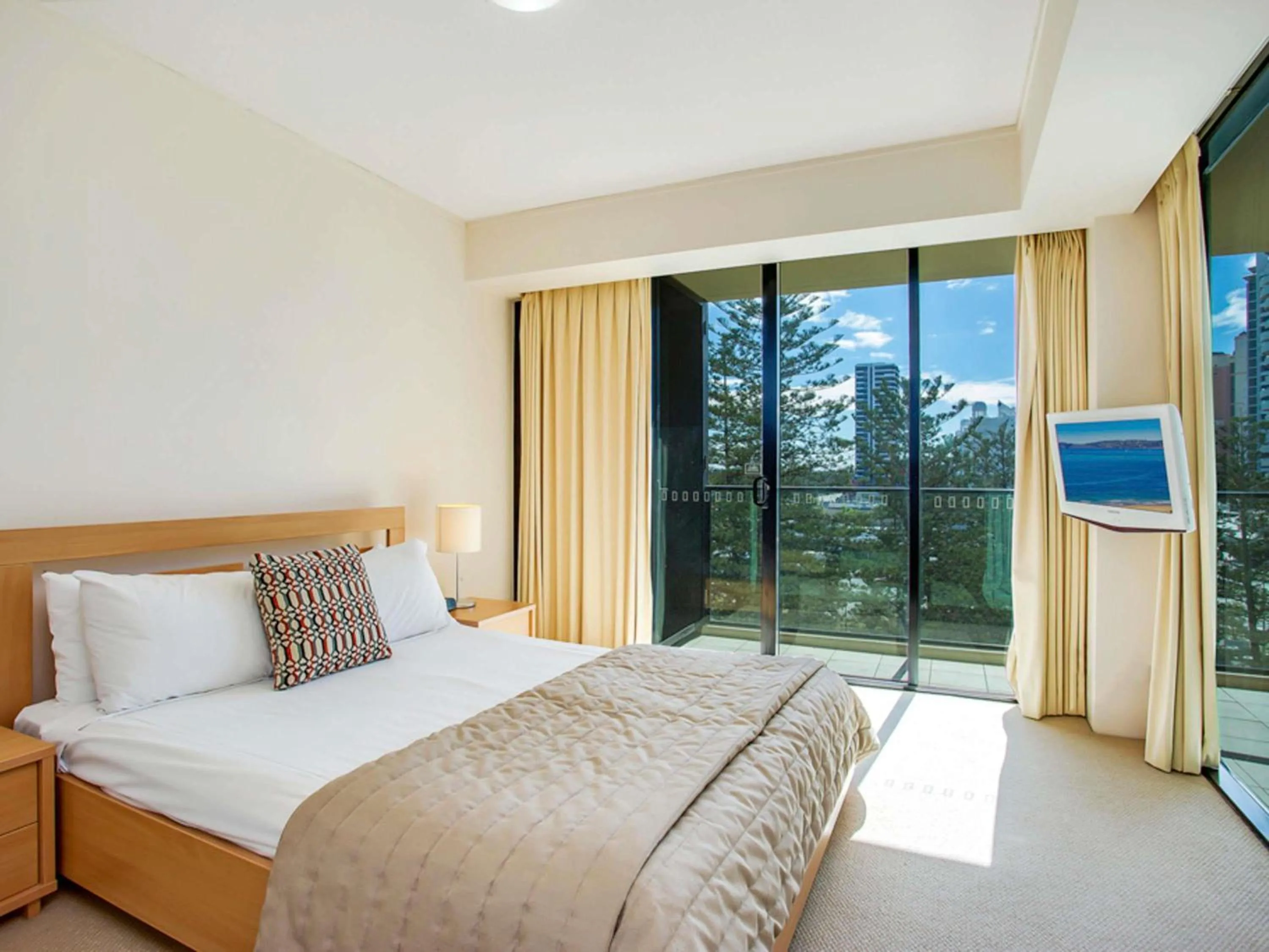 Property building, Bed in Mantra Broadbeach on the Park