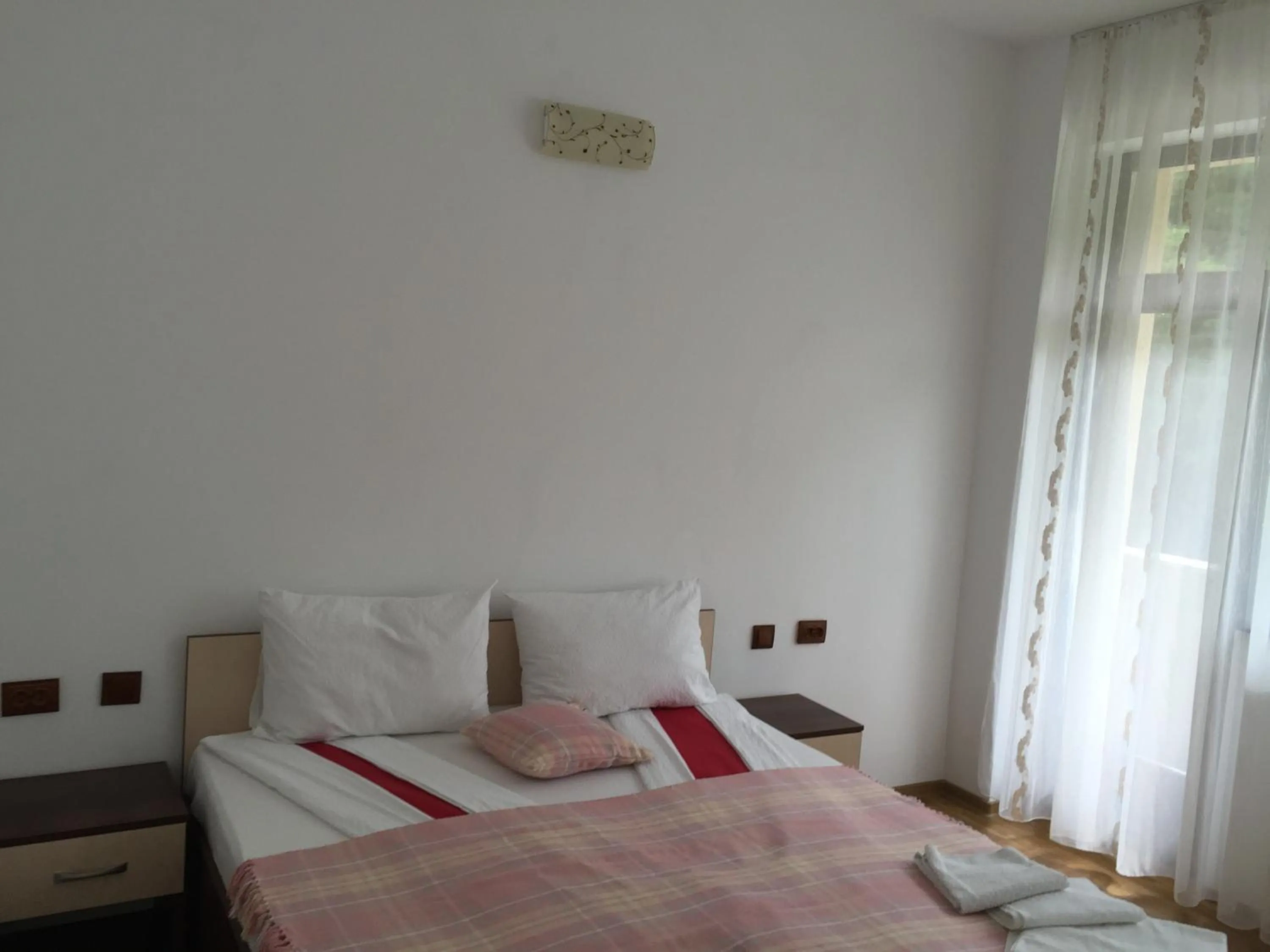 Photo of the whole room, Bed in Paradox Oituz