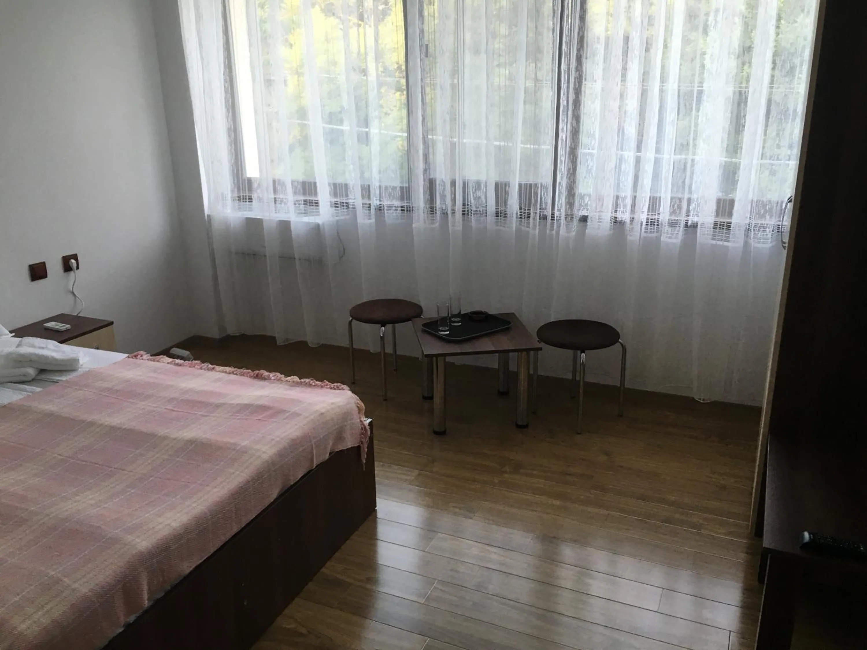 Photo of the whole room, Bed in Paradox Oituz