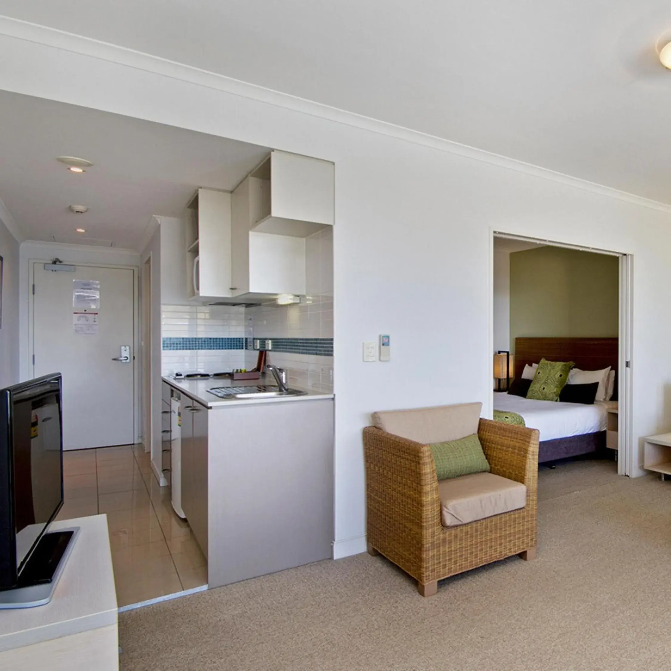 Photo of the whole room, Bed in Mantra Ettalong Beach Photo of the whole room, Bed in Mantra Ettalong Beach