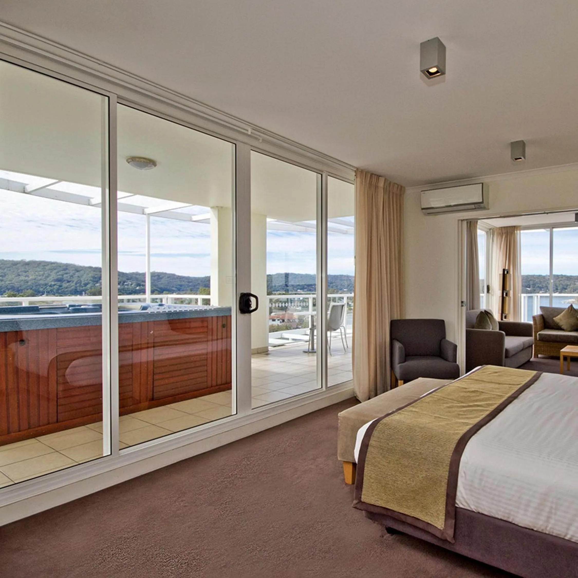 Photo of the whole room, Bed in Mantra Ettalong Beach