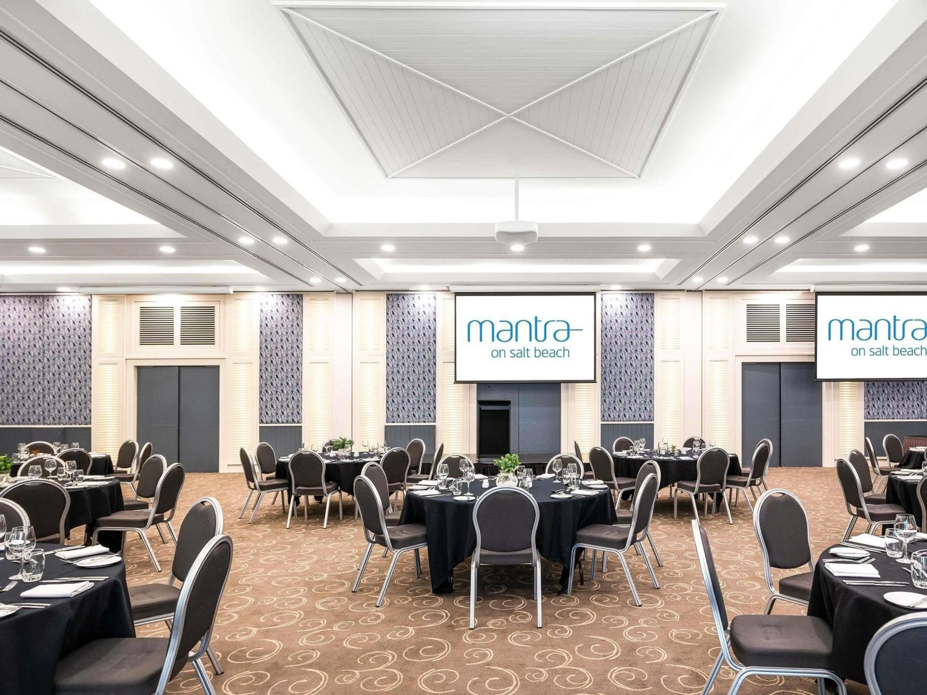 wedding in Mantra on Salt Beach