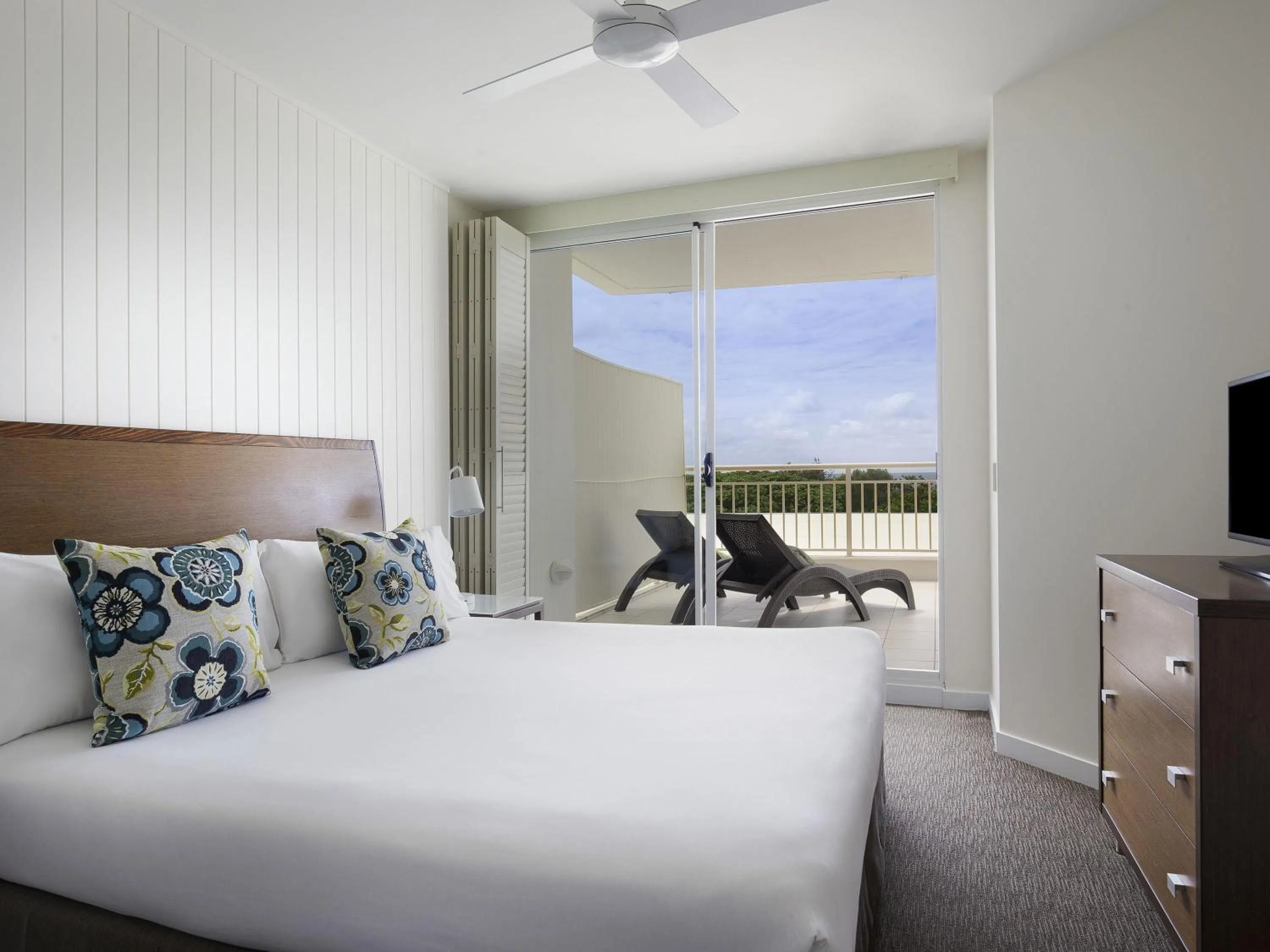 Bedroom, Bed in Mantra on Salt Beach