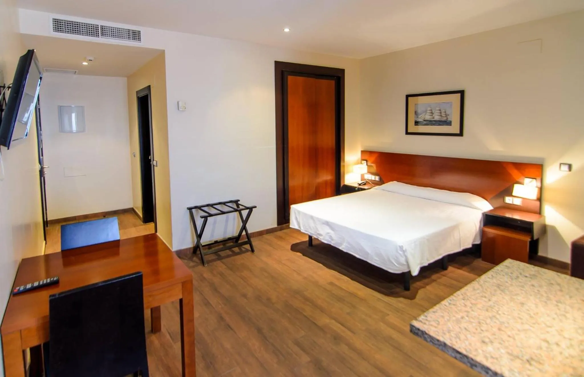 Photo of the whole room in Hotel Apartamento Martín Alonso Pinzón