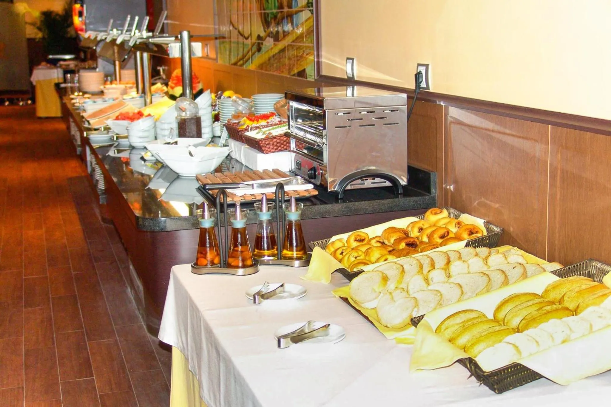 Buffet breakfast in Hotel Apartamento Martín Alonso Pinzón