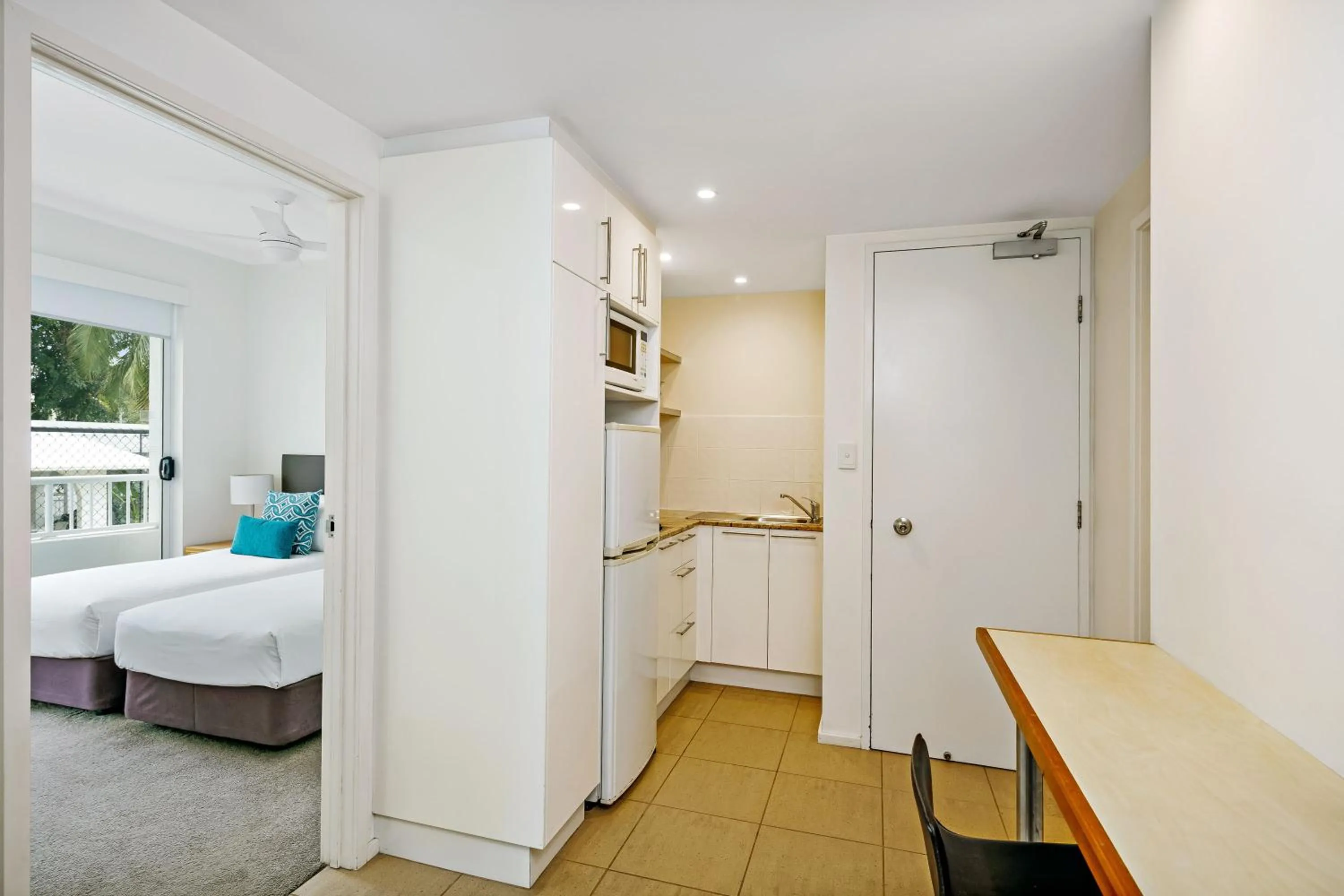 Kitchen or kitchenette, Bed in Mantra PortSea