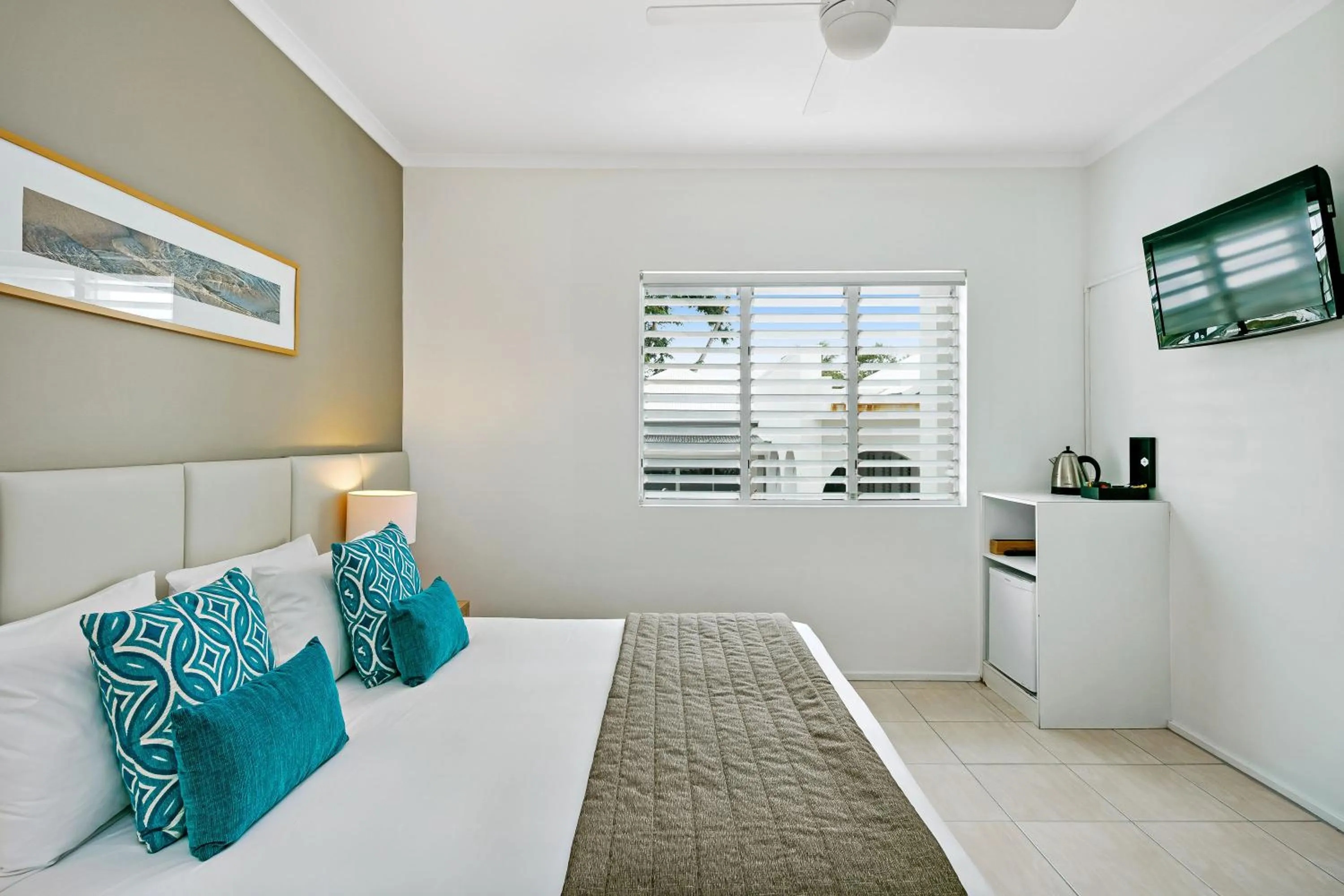Photo of the whole room, Bed in Mantra PortSea