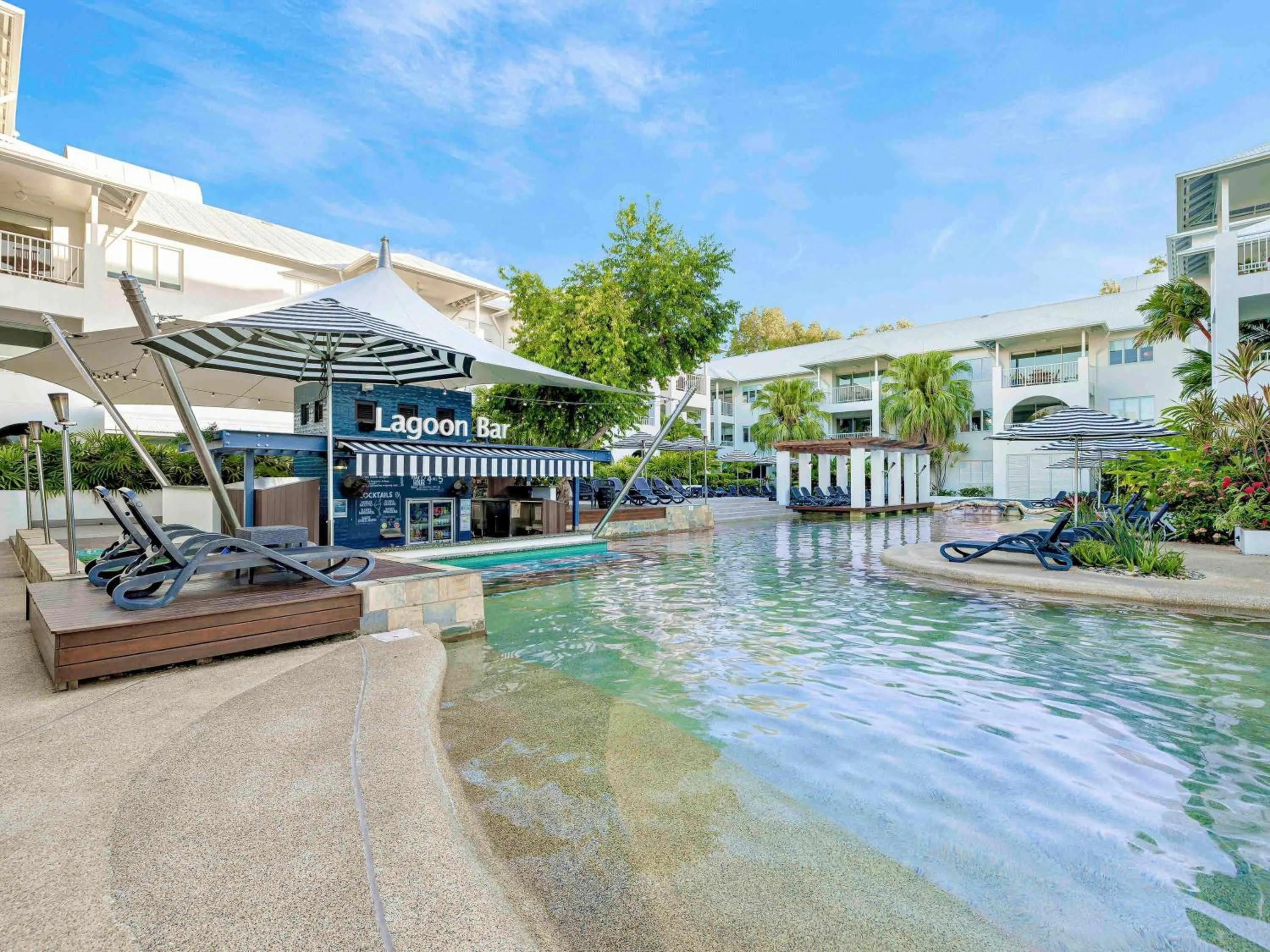 Lounge or bar in Mantra PortSea