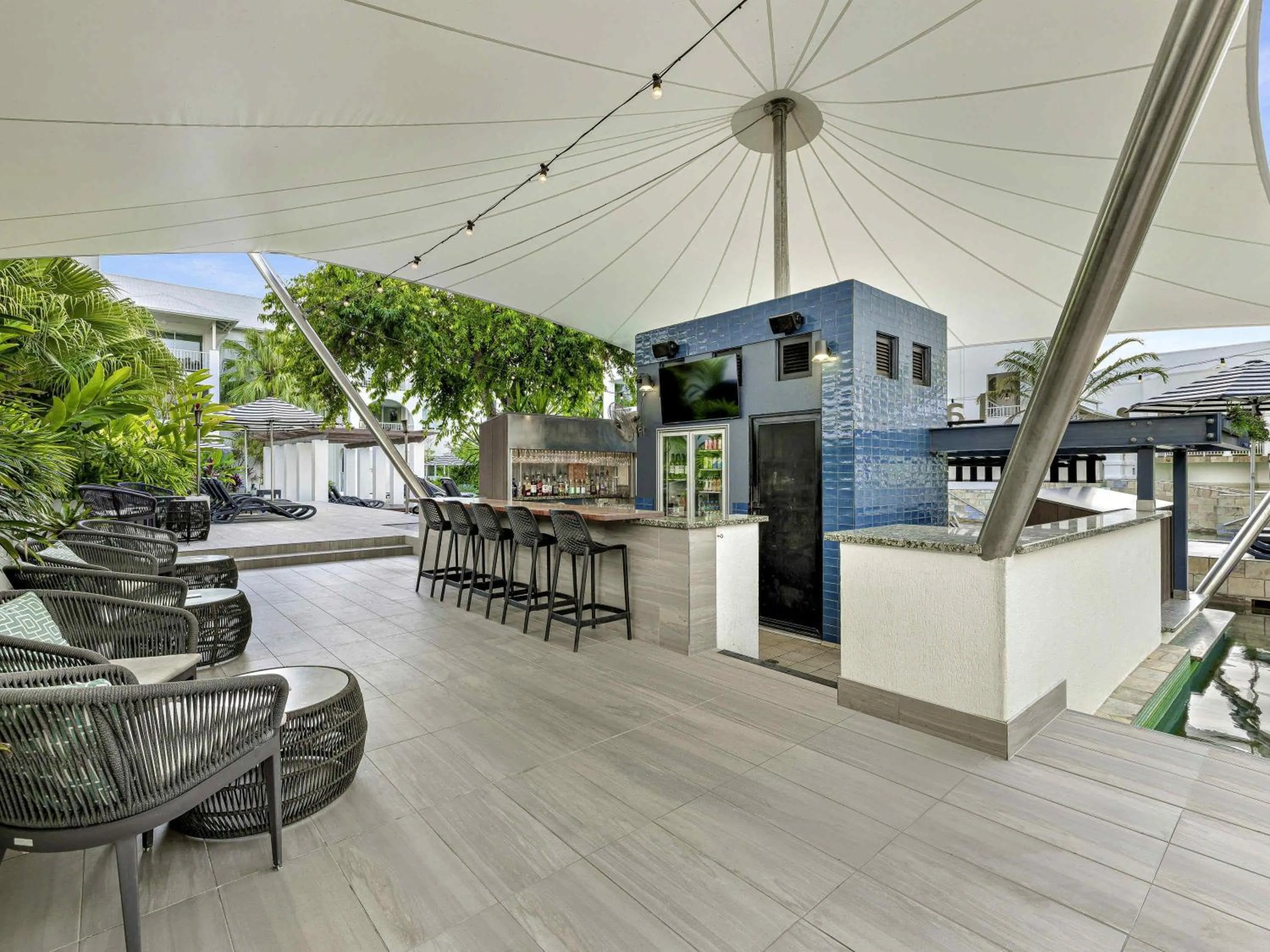 Lounge or bar in Mantra PortSea