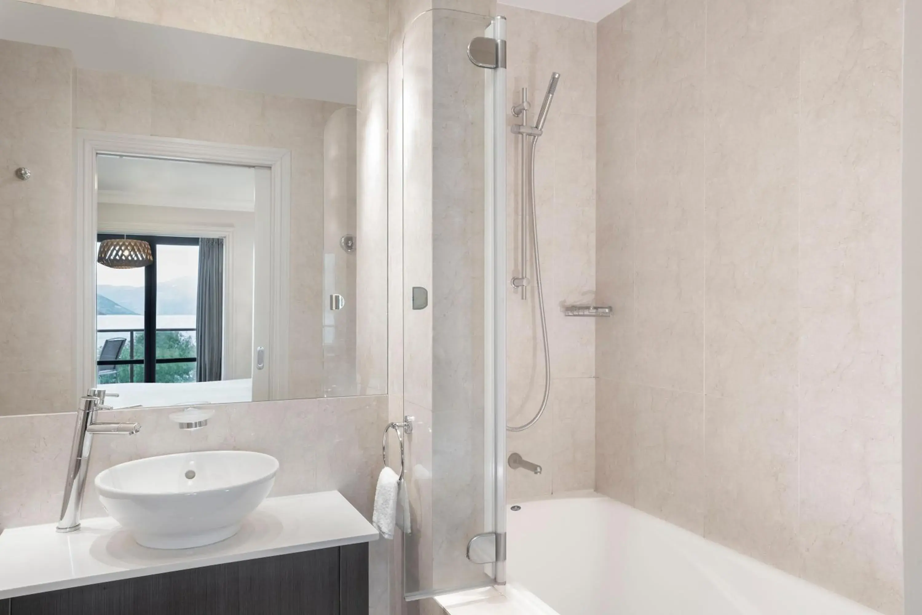 One-Bedroom Apartment with Lake View in Peppers Beacon One-Bedroom Apartment with Lake View in Peppers Beacon