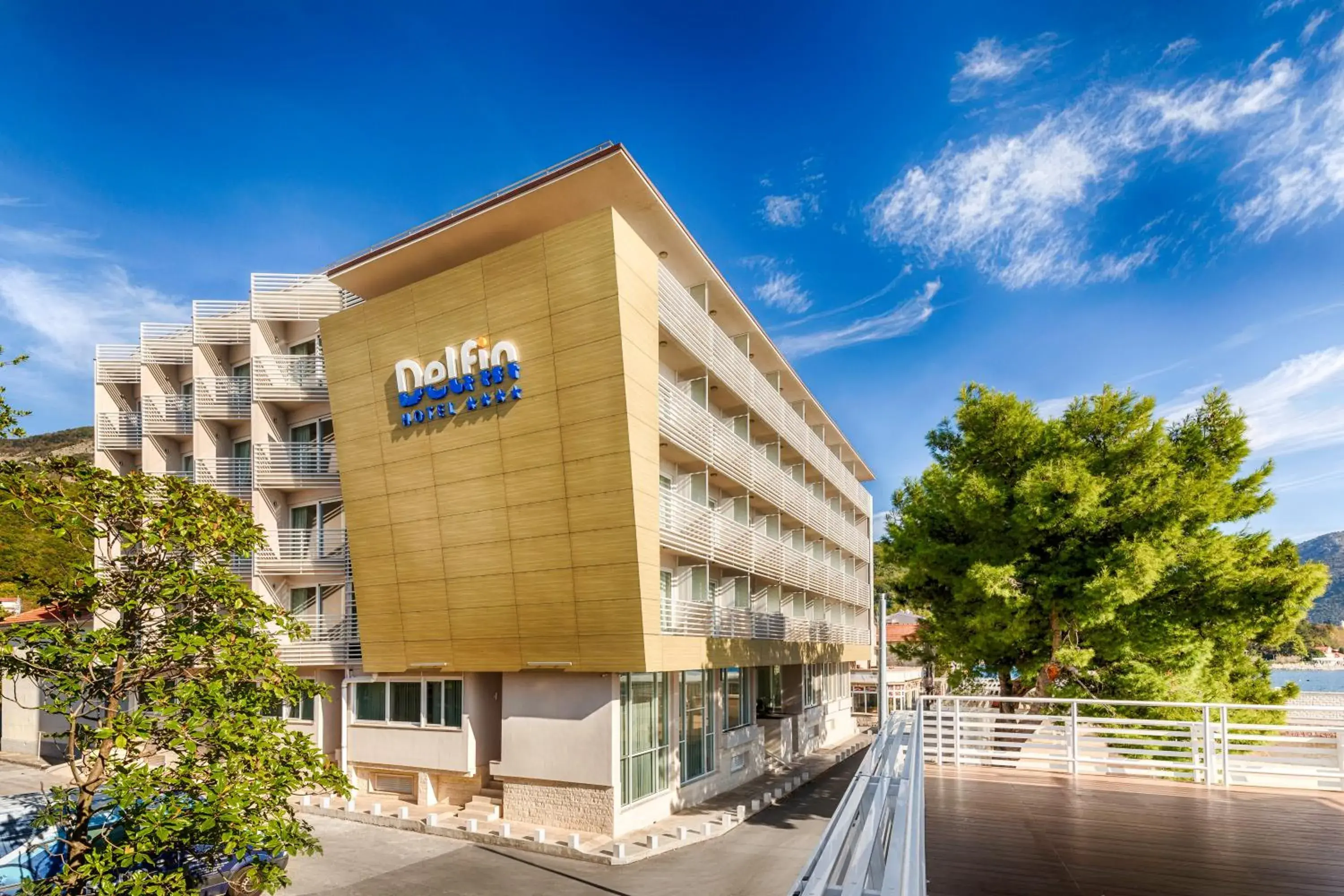 Property building in Carine Hotel Delfin Property building in Carine Hotel Delfin