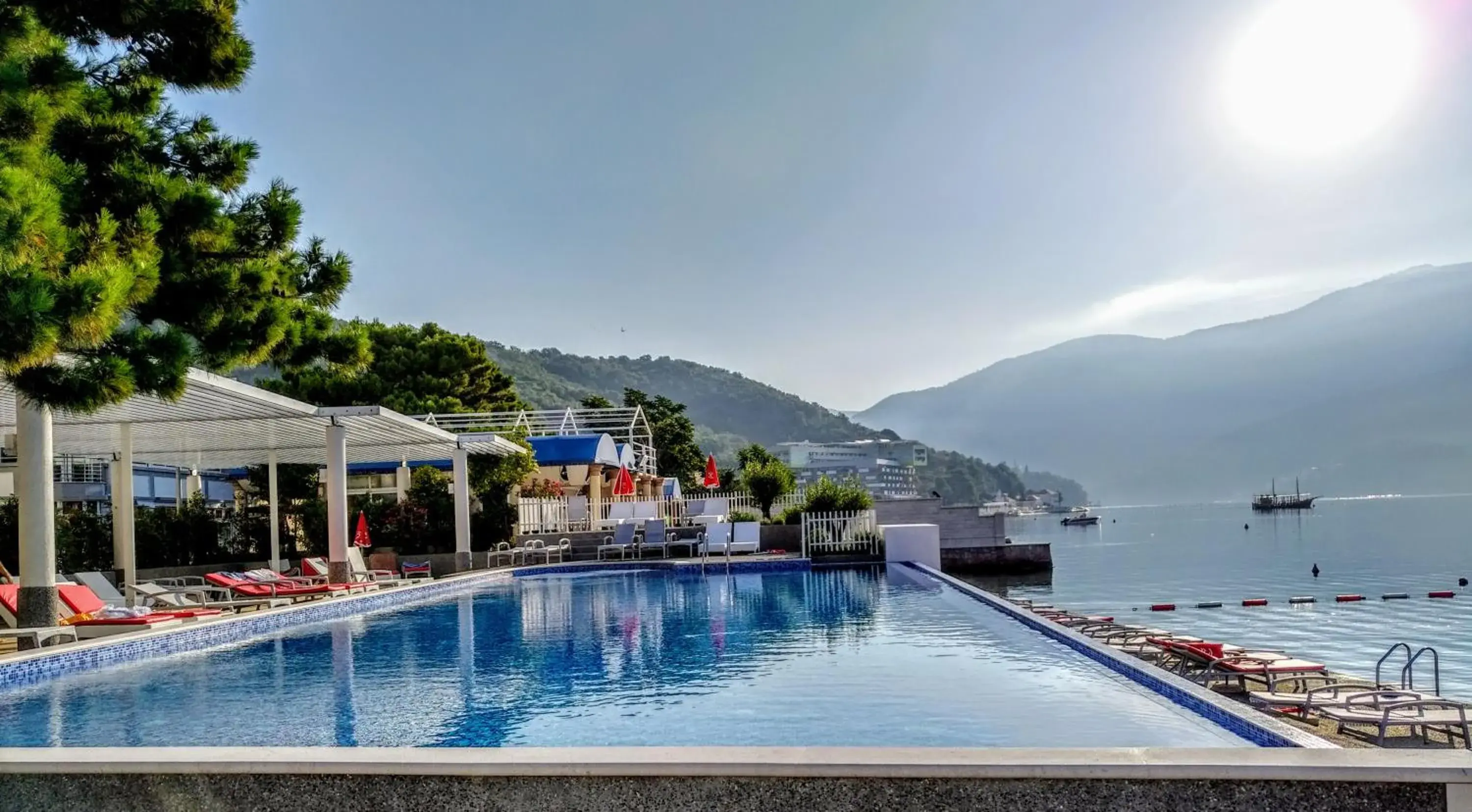 Swimming pool in Carine Hotel Delfin Swimming pool in Carine Hotel Delfin