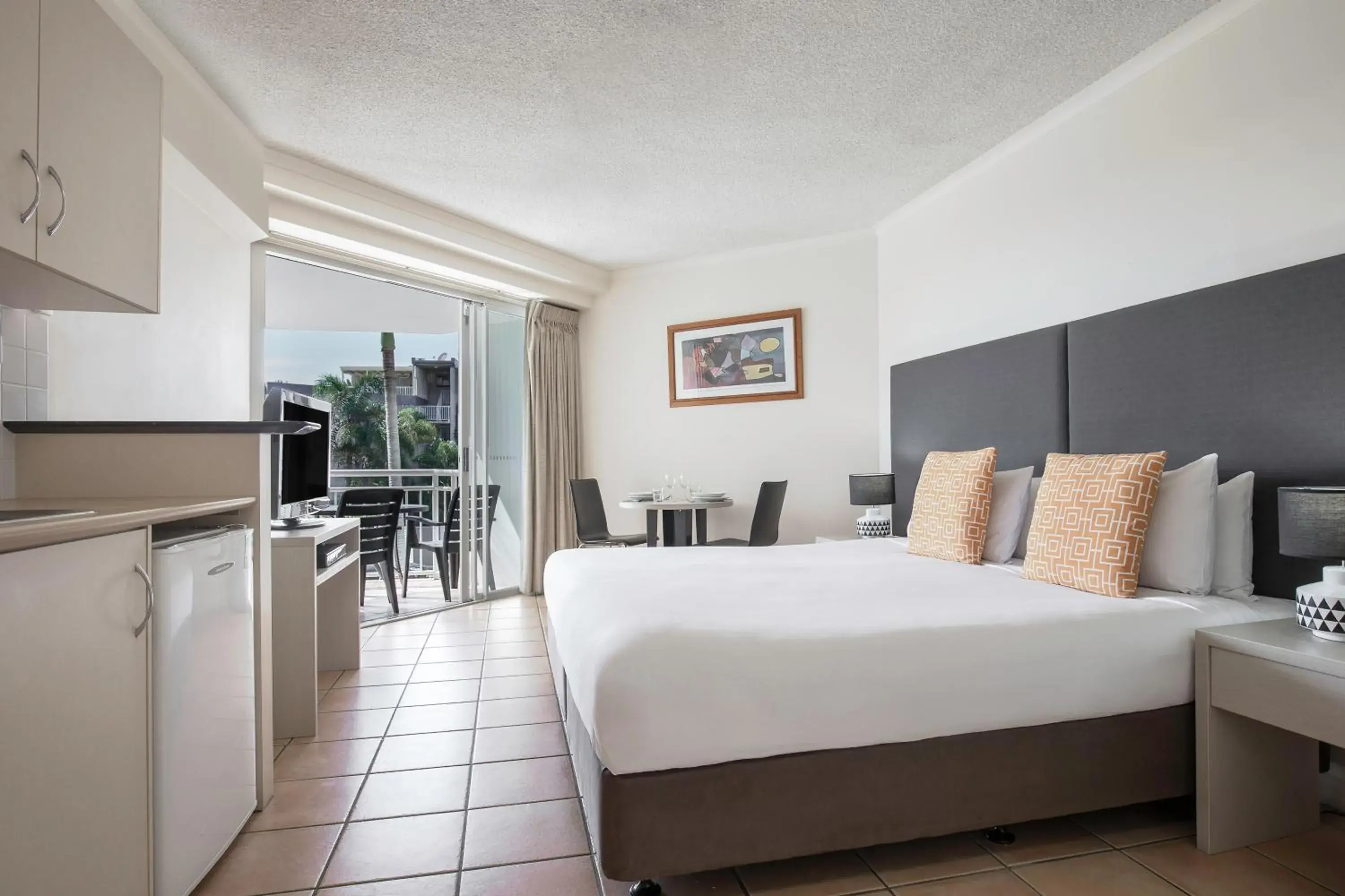 Kitchen or kitchenette, Bed in BreakFree Alexandra Beach Kitchen or kitchenette, Bed in BreakFree Alexandra Beach