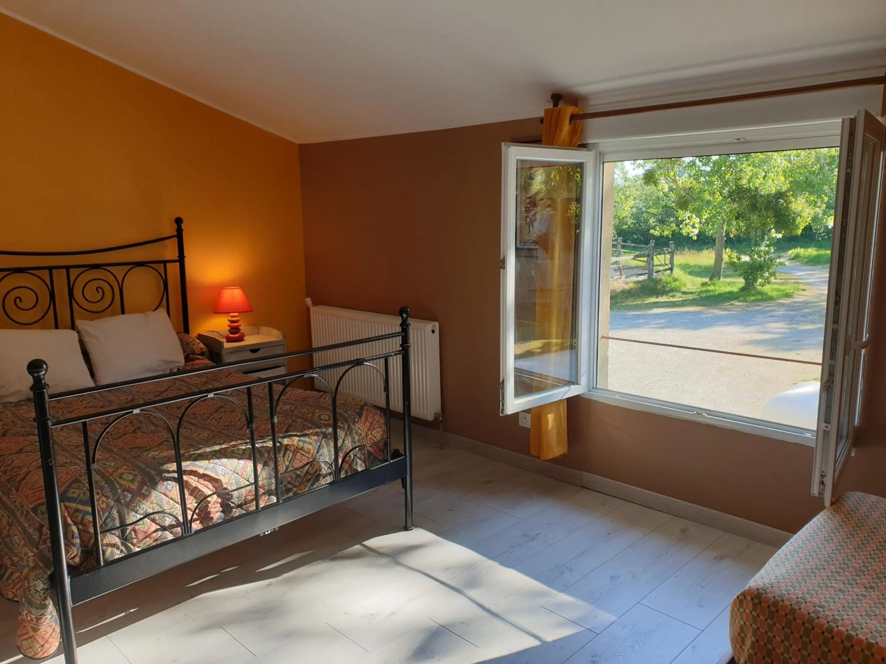 Inner courtyard view, Bed in Gîte et Chambre d'hôte de l'élevage du Lattay