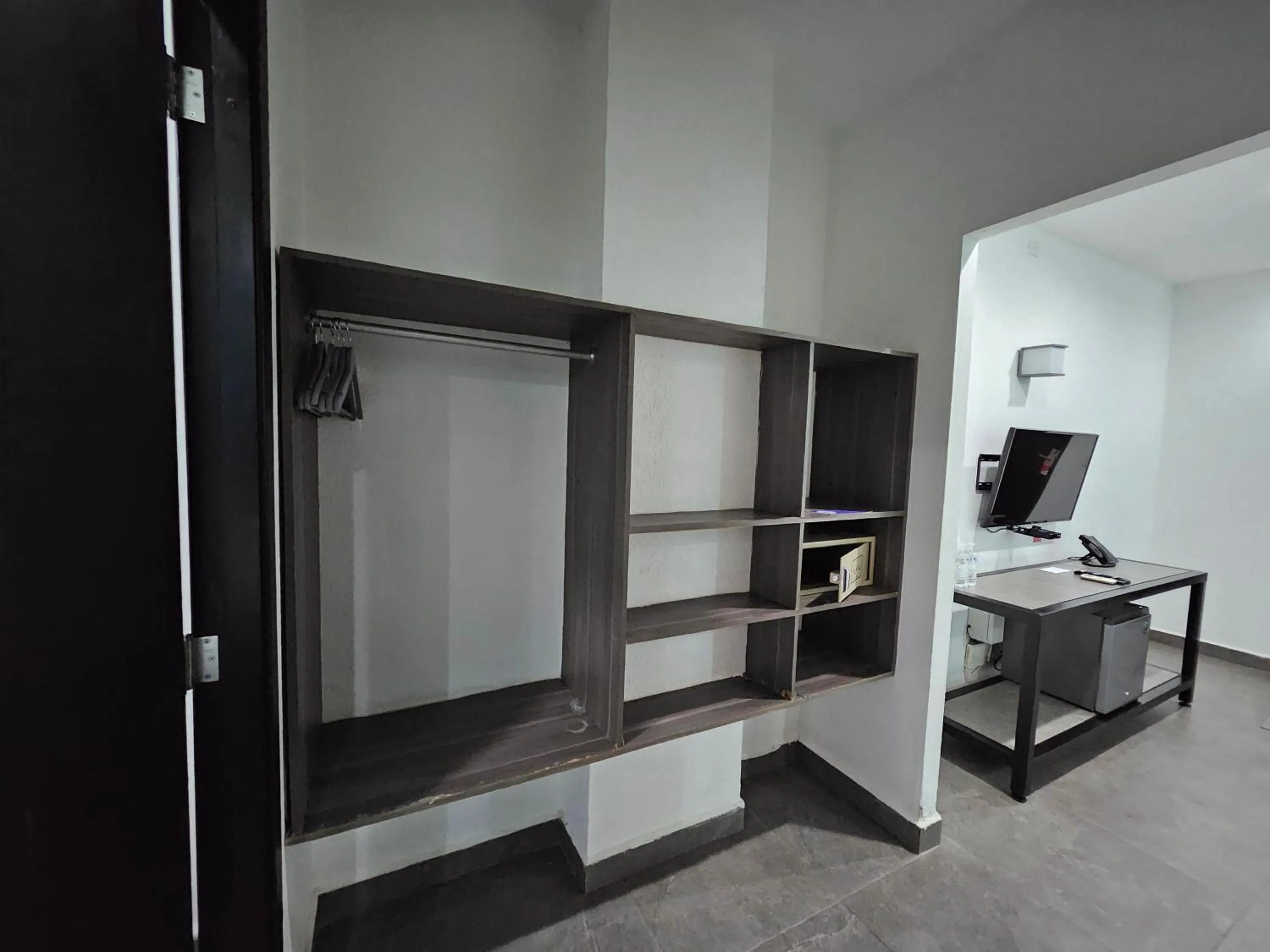 wardrobe in Hotel MX portal maya