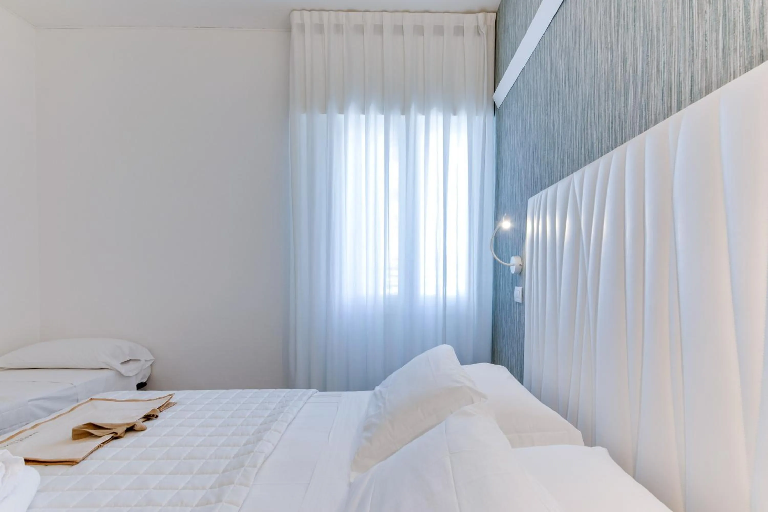 Photo of the whole room, Bed in MARITTIMO Milano Marittima