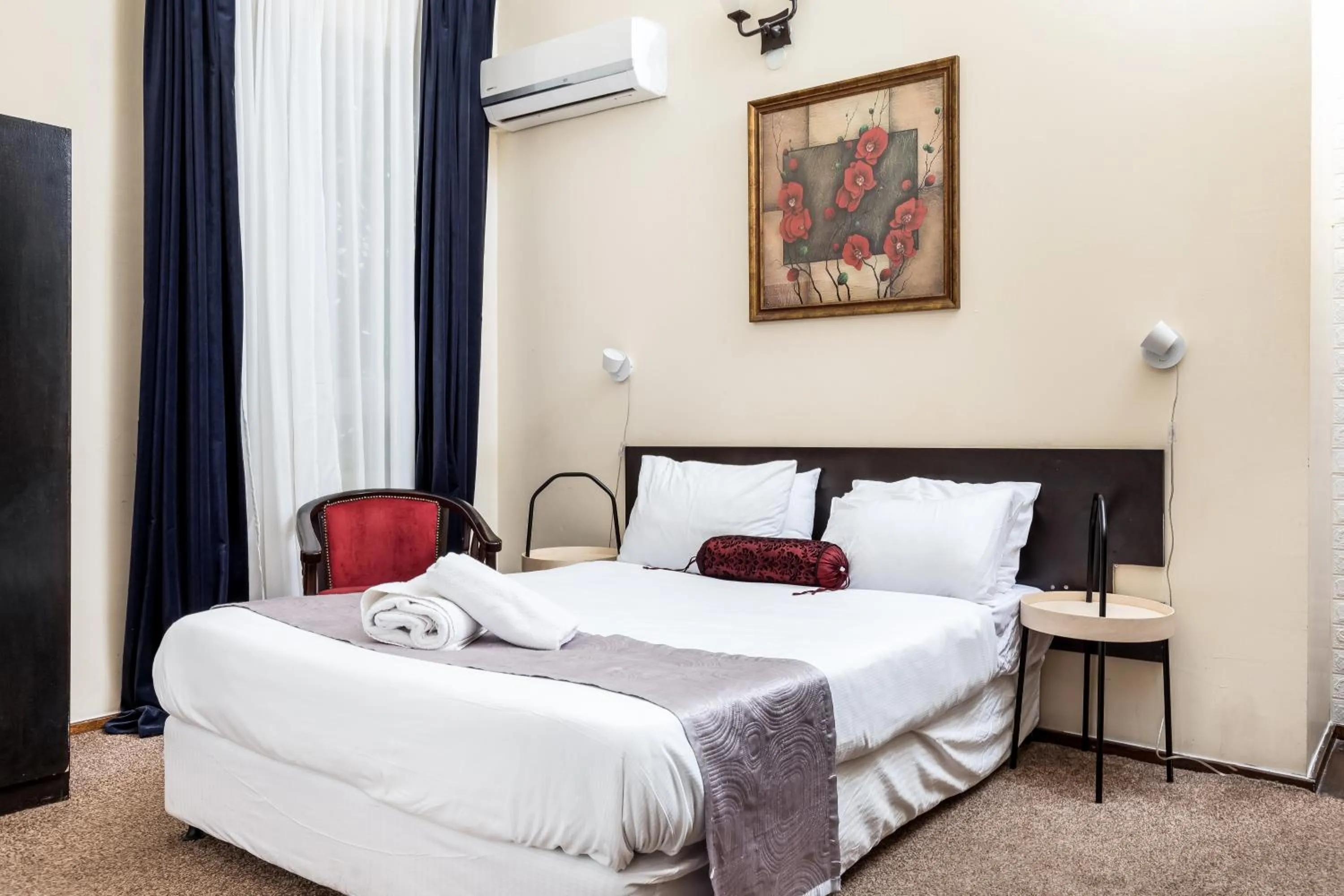 Bed in The Colony Hotel