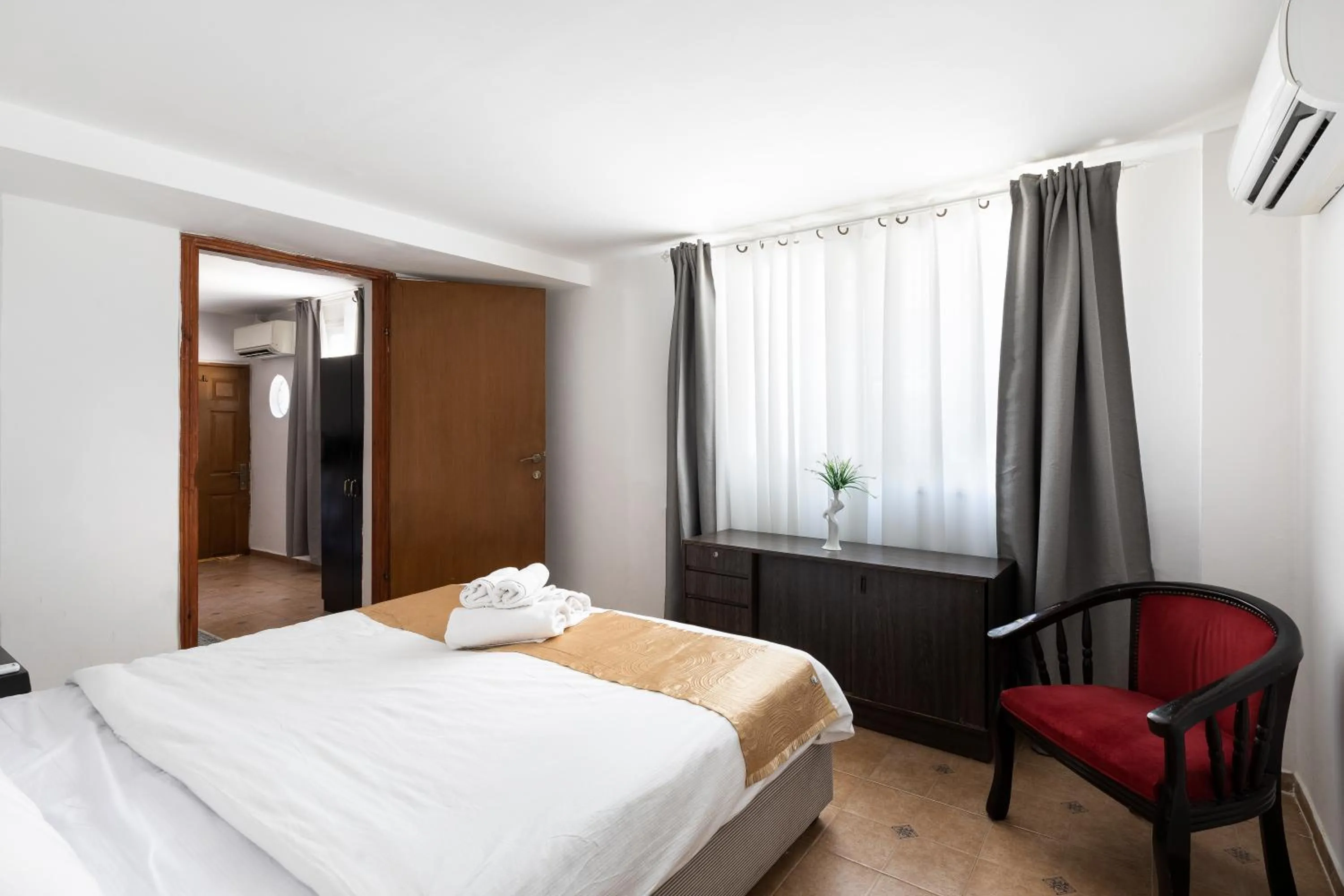 Bed in The Colony Hotel