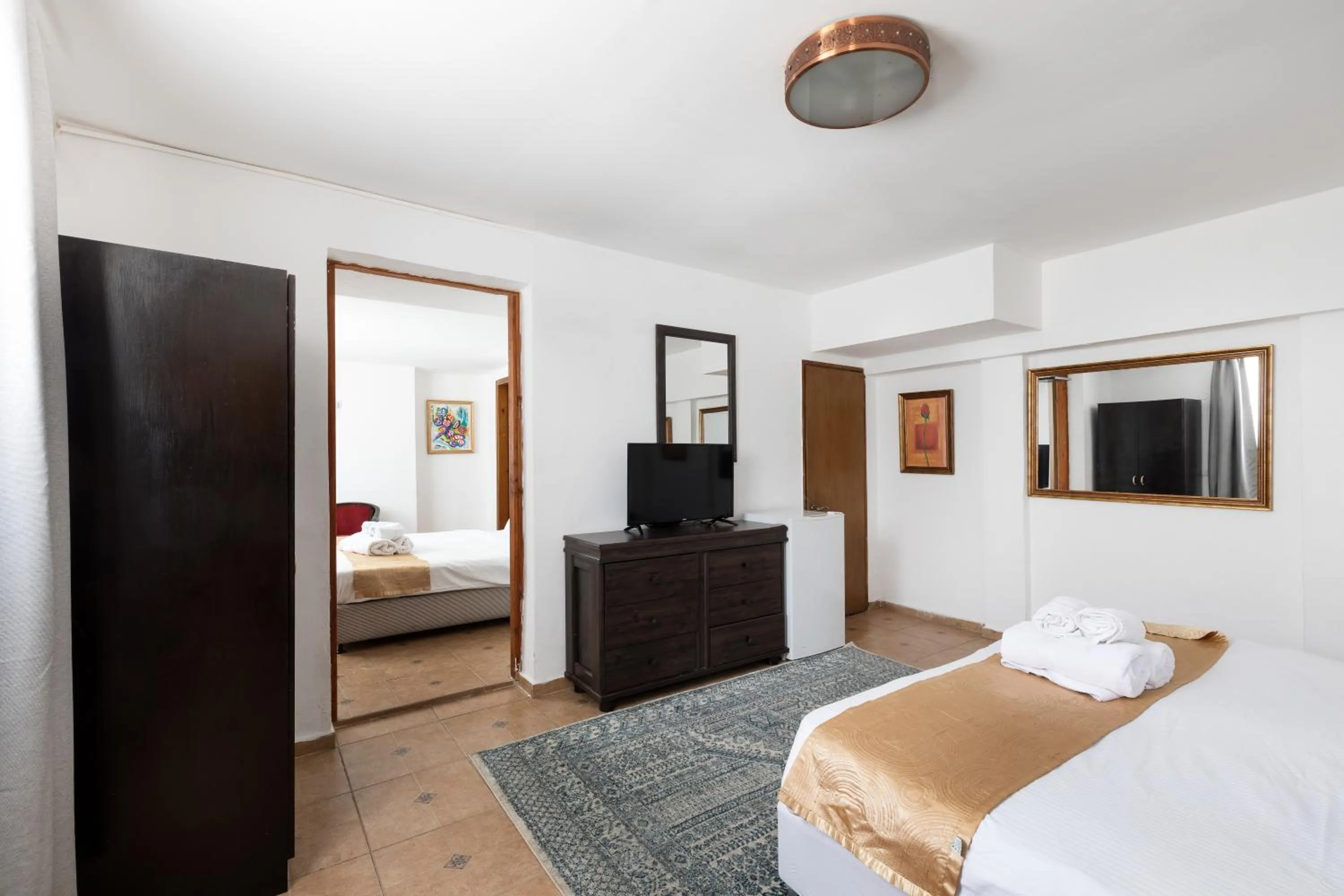 TV and multimedia, TV/Entertainment Center in The Colony Hotel