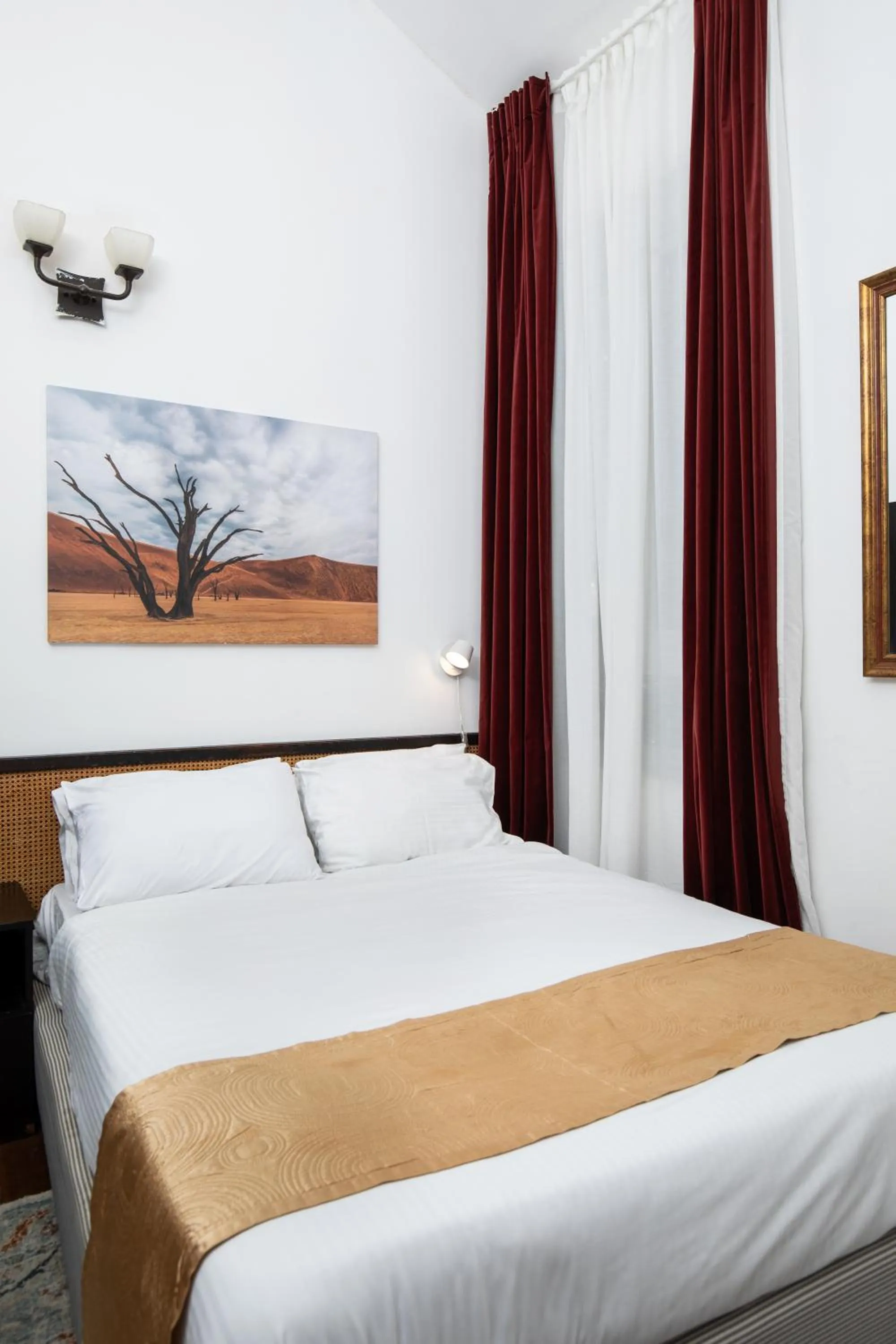 Bed in The Colony Hotel