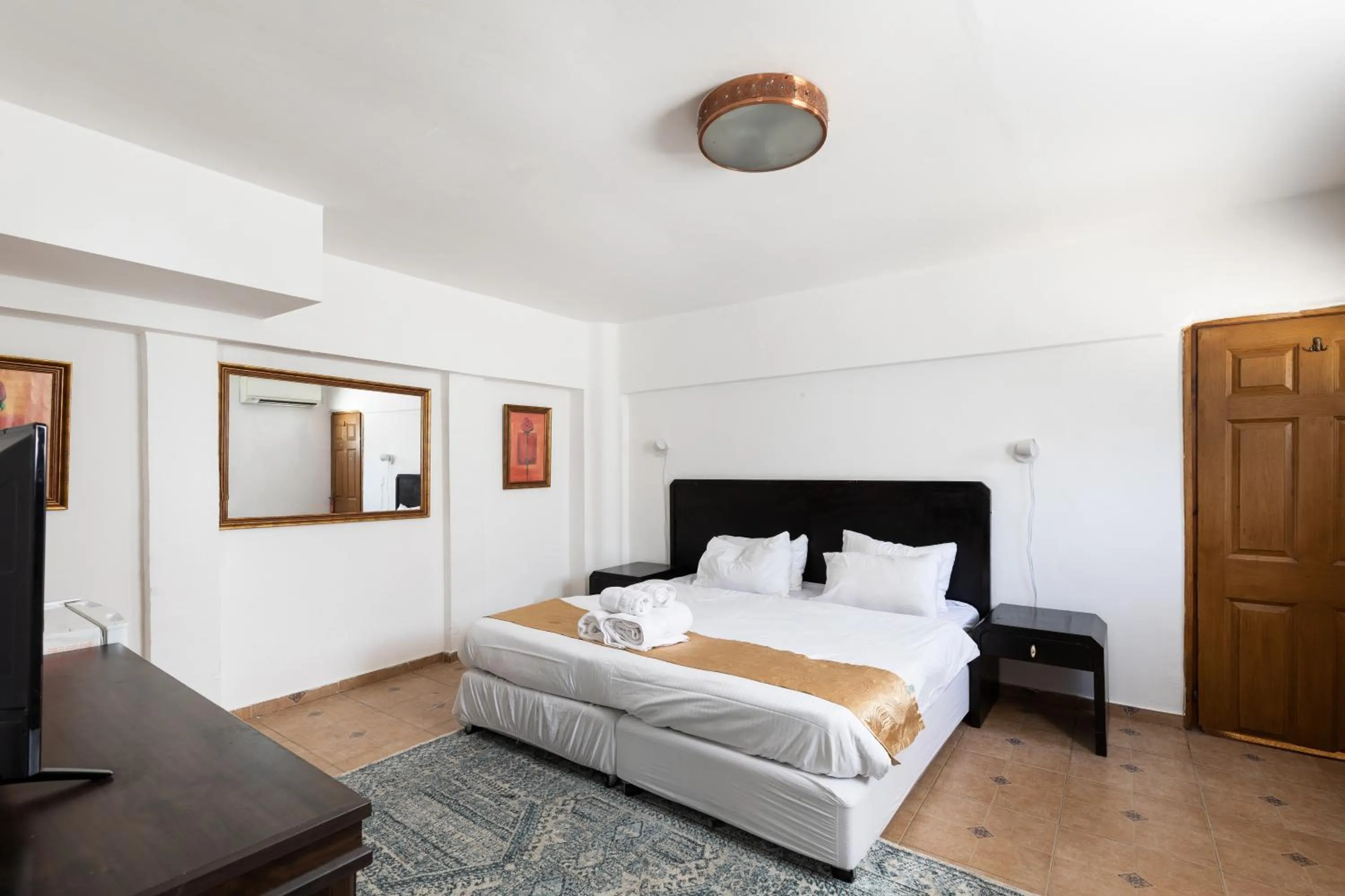 Bed in The Colony Hotel