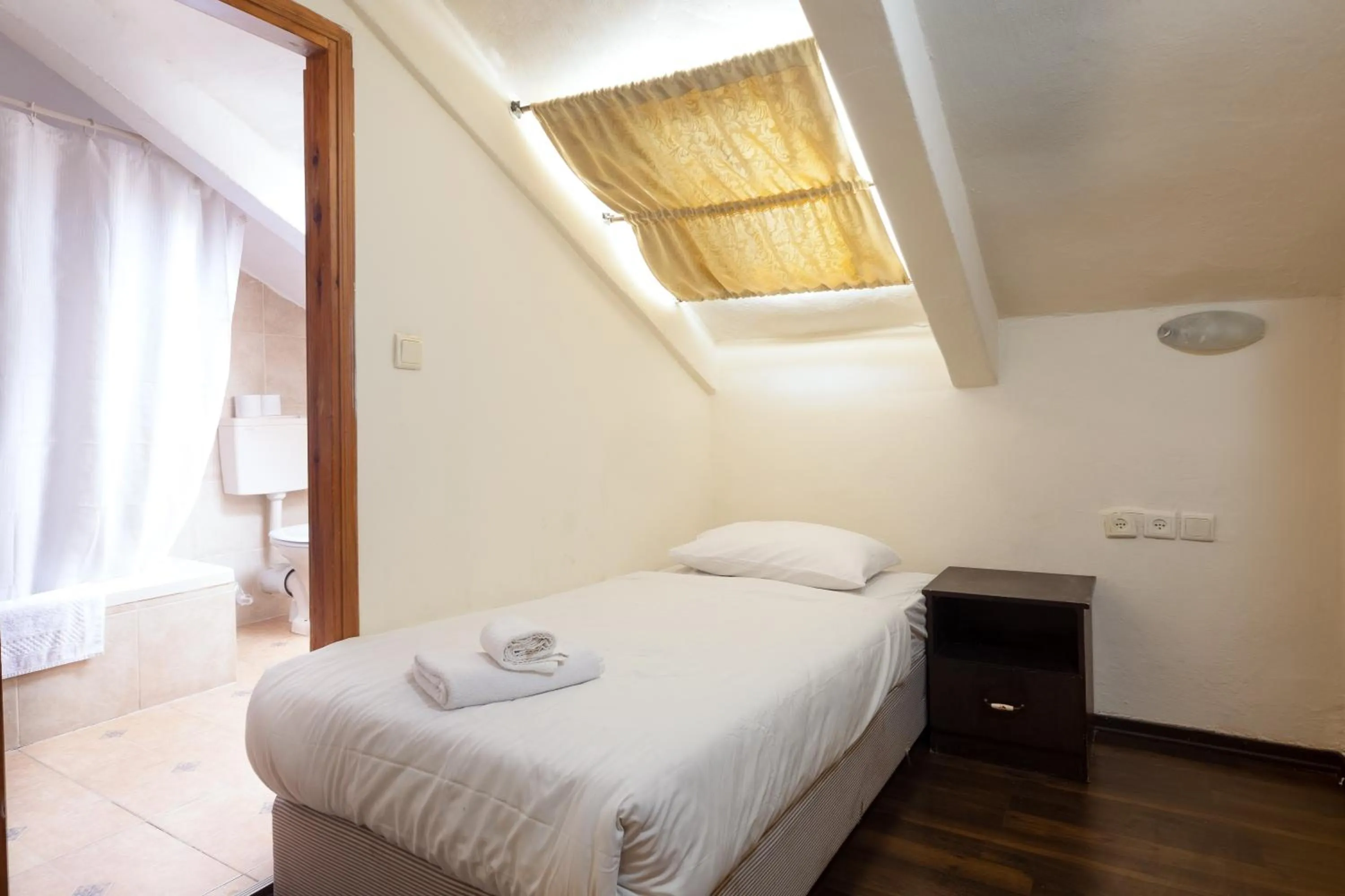 Bed in The Colony Hotel