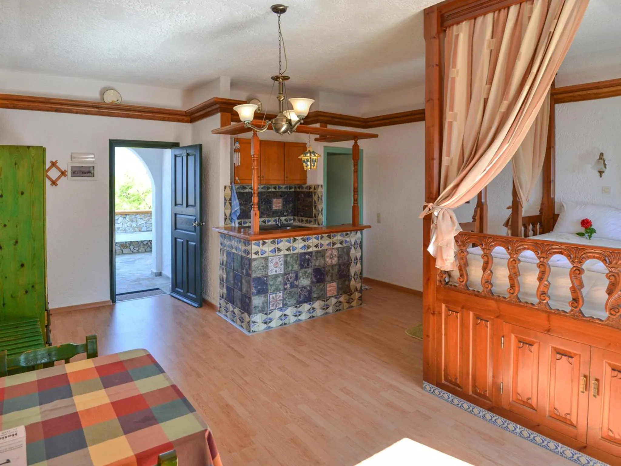 Coffee/tea facilities, Bed in Hotel Finiki View