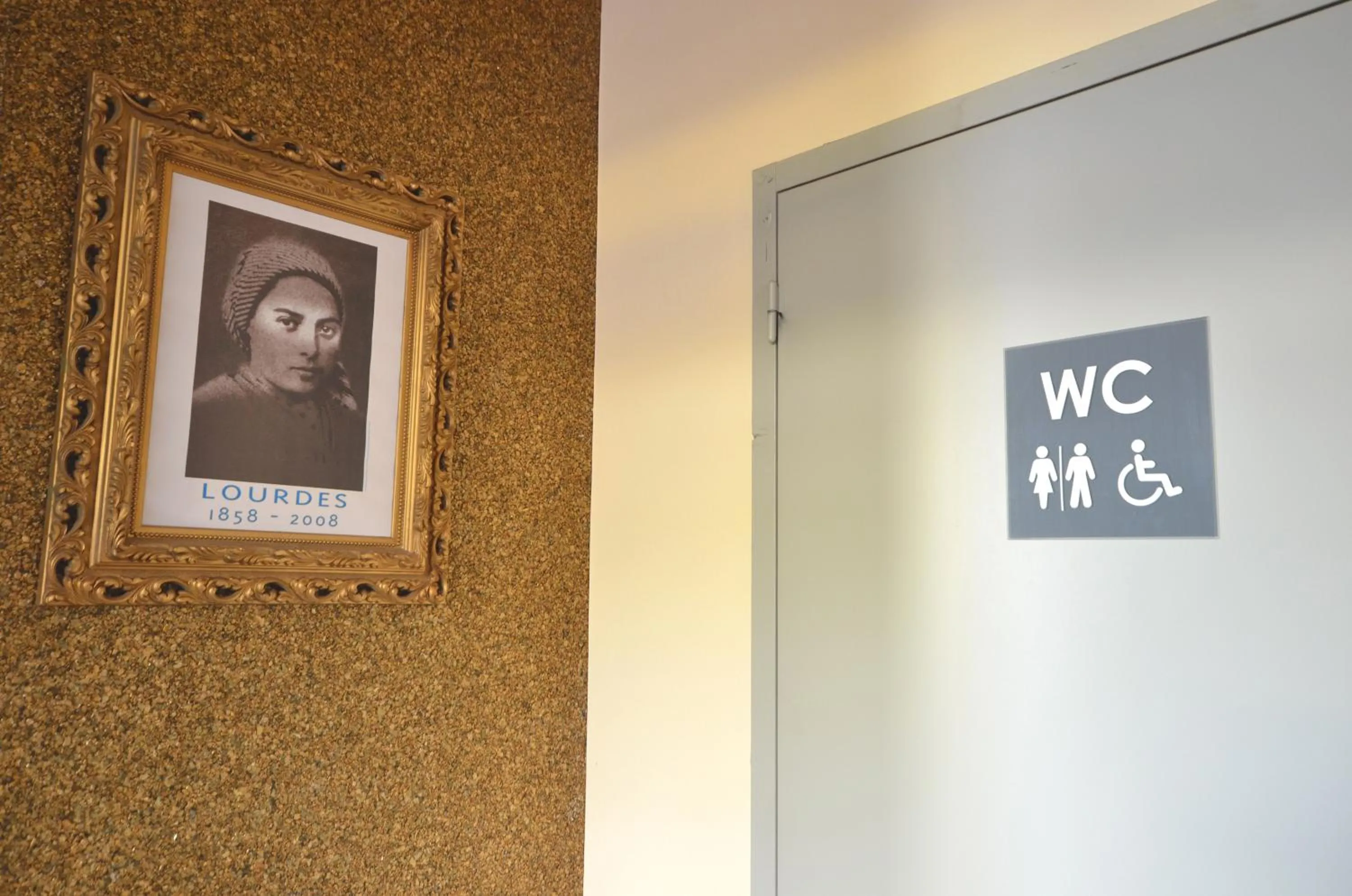 Toilet in Hotel Restaurant La Regence