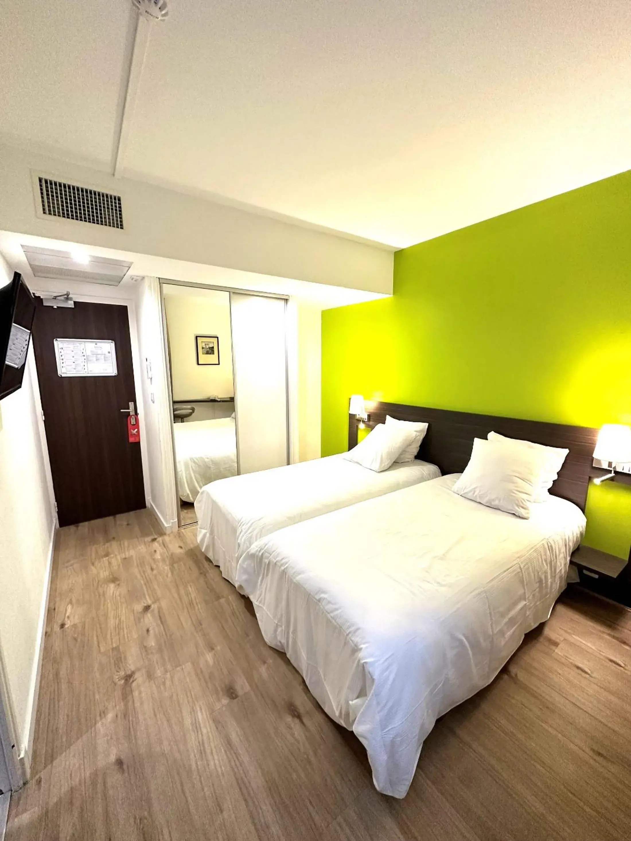 Twin Room in Hôtel Le Cousture Twin Room in Hôtel Le Cousture