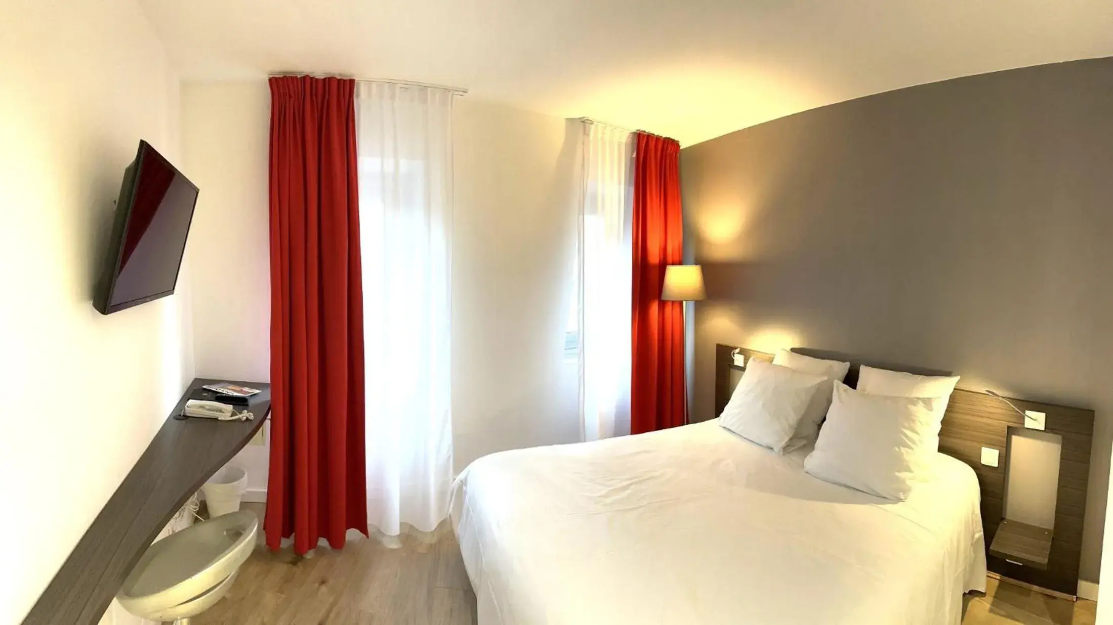 Photo of the whole room, Bed in Hôtel Le Cousture Photo of the whole room, Bed in Hôtel Le Cousture