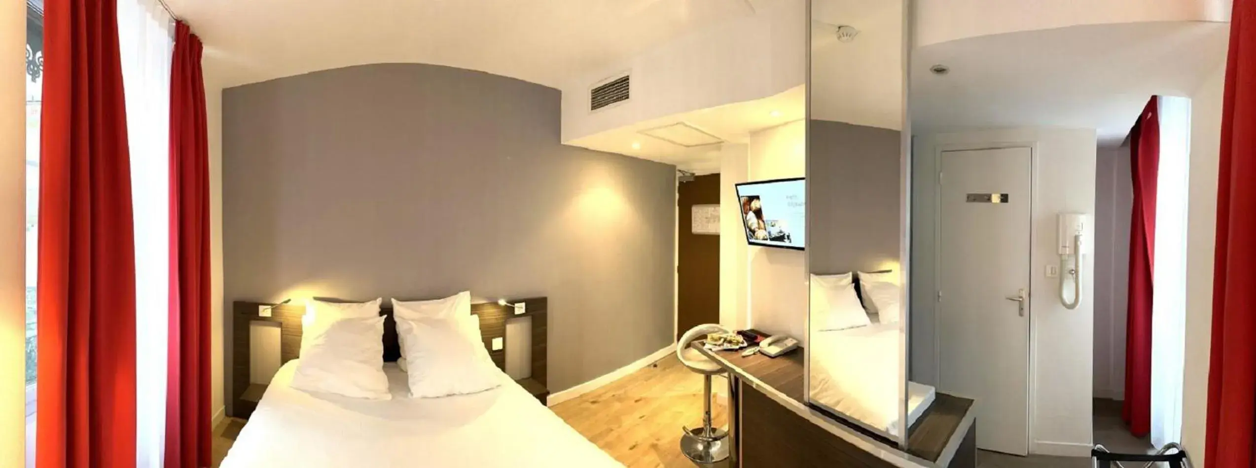 Photo of the whole room, Bed in Hôtel Le Cousture Photo of the whole room, Bed in Hôtel Le Cousture