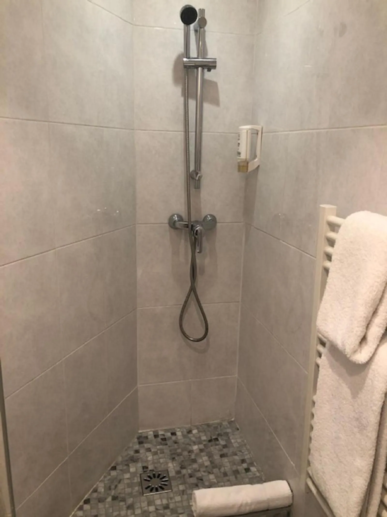 Shower in Hôtel Le Cousture