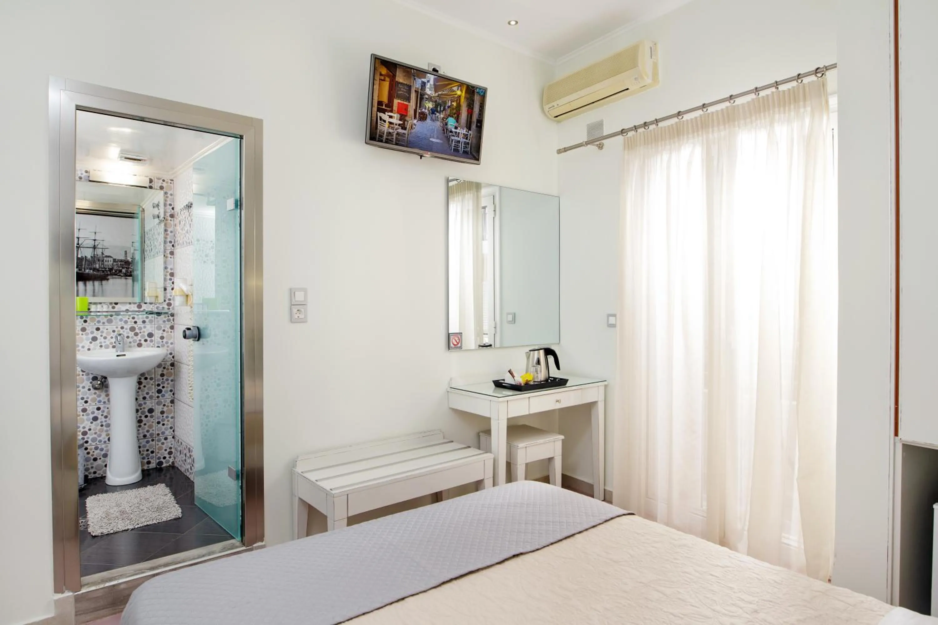 Shower in Hotel Ideon