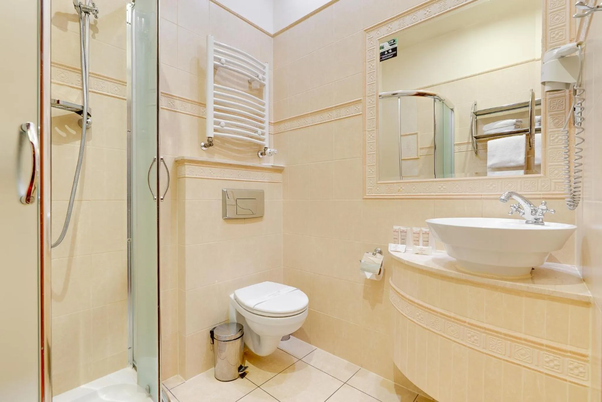 Shower in Hotel Diament Arsenal Palace Katowice - Chorzów