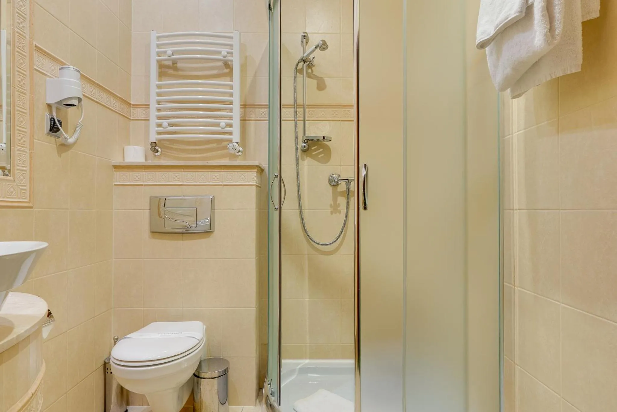 Shower in Hotel Diament Arsenal Palace Katowice - Chorzów