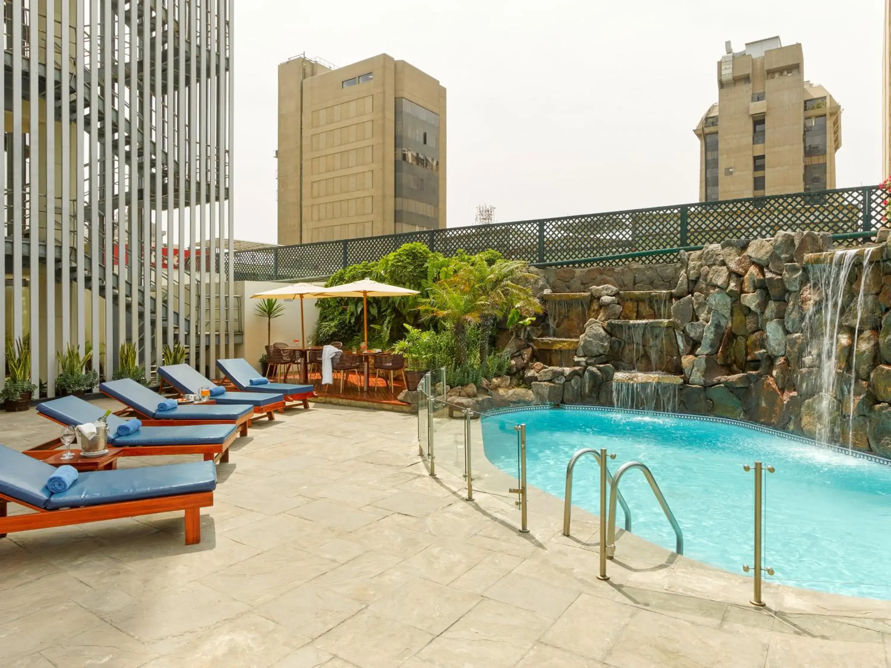 Swimming pool in Hotel Estelar Miraflores Swimming pool in Hotel Estelar Miraflores