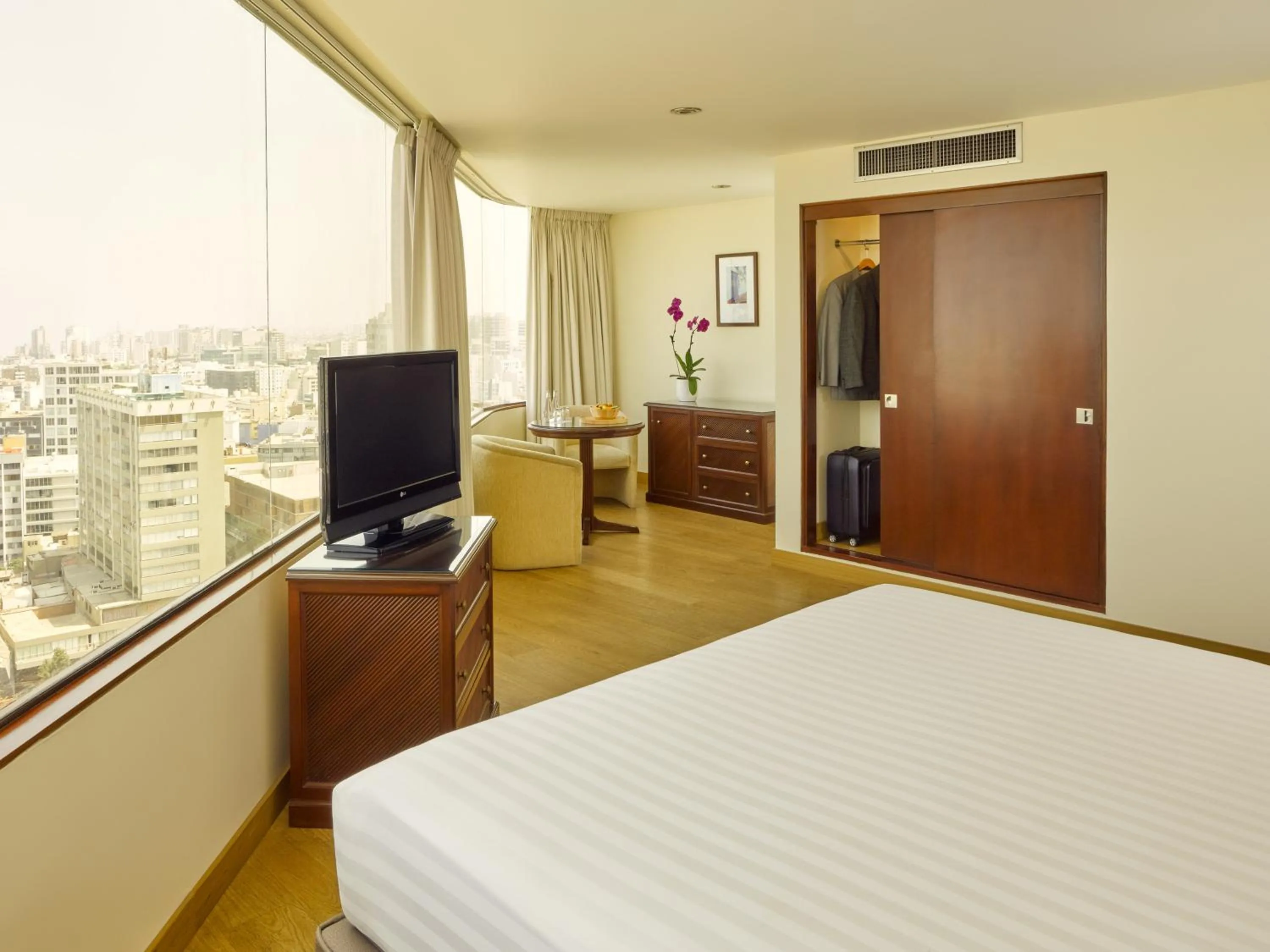 Photo of the whole room, Bed in Hotel Estelar Miraflores